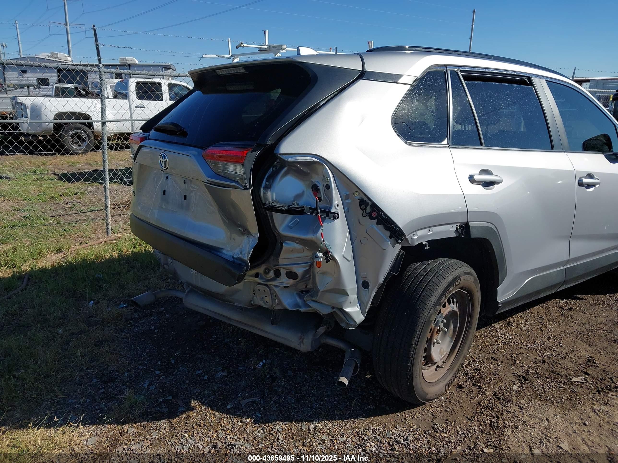 TOYOTA RAV4 image 6