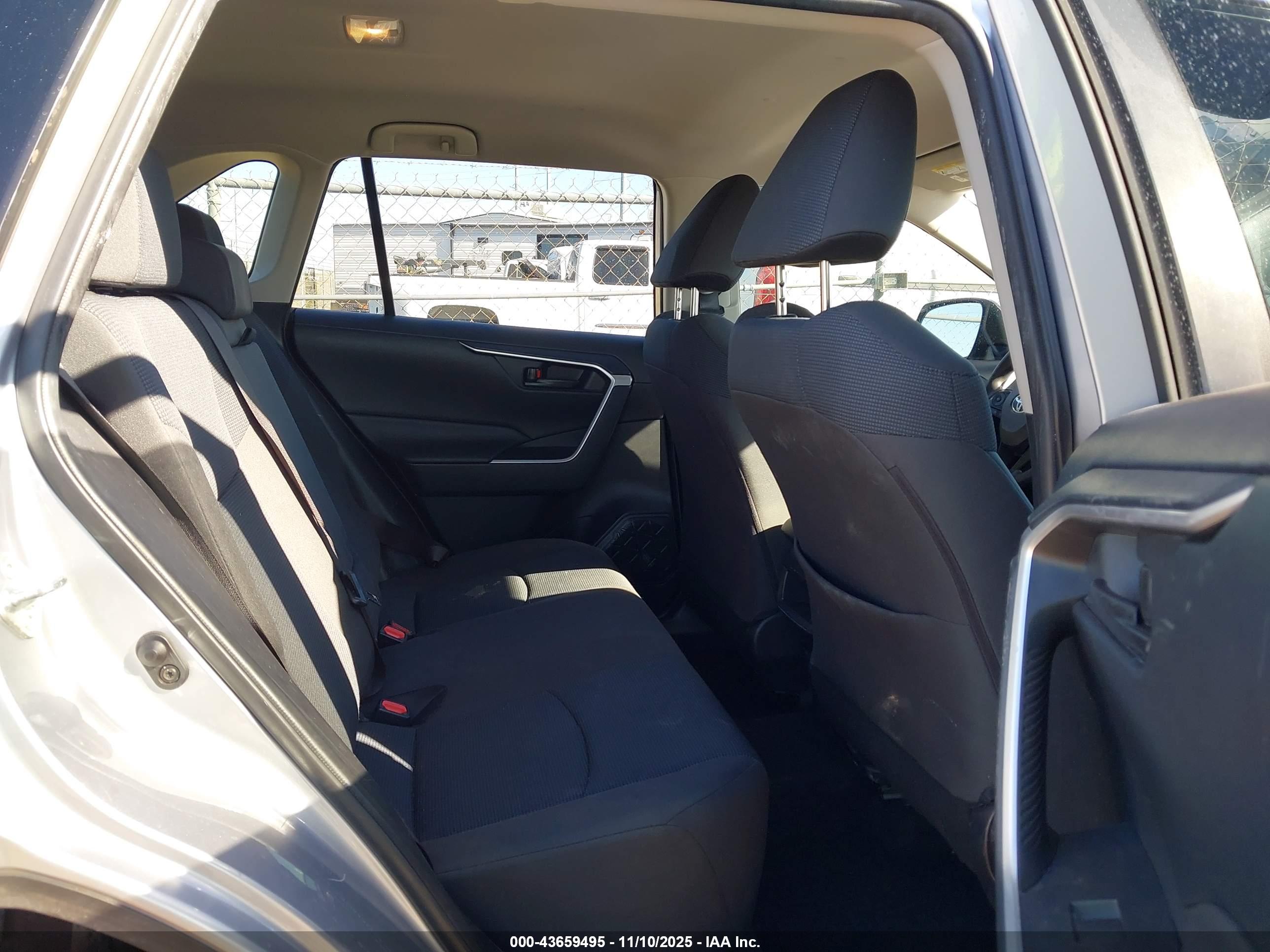 TOYOTA RAV4 image 8