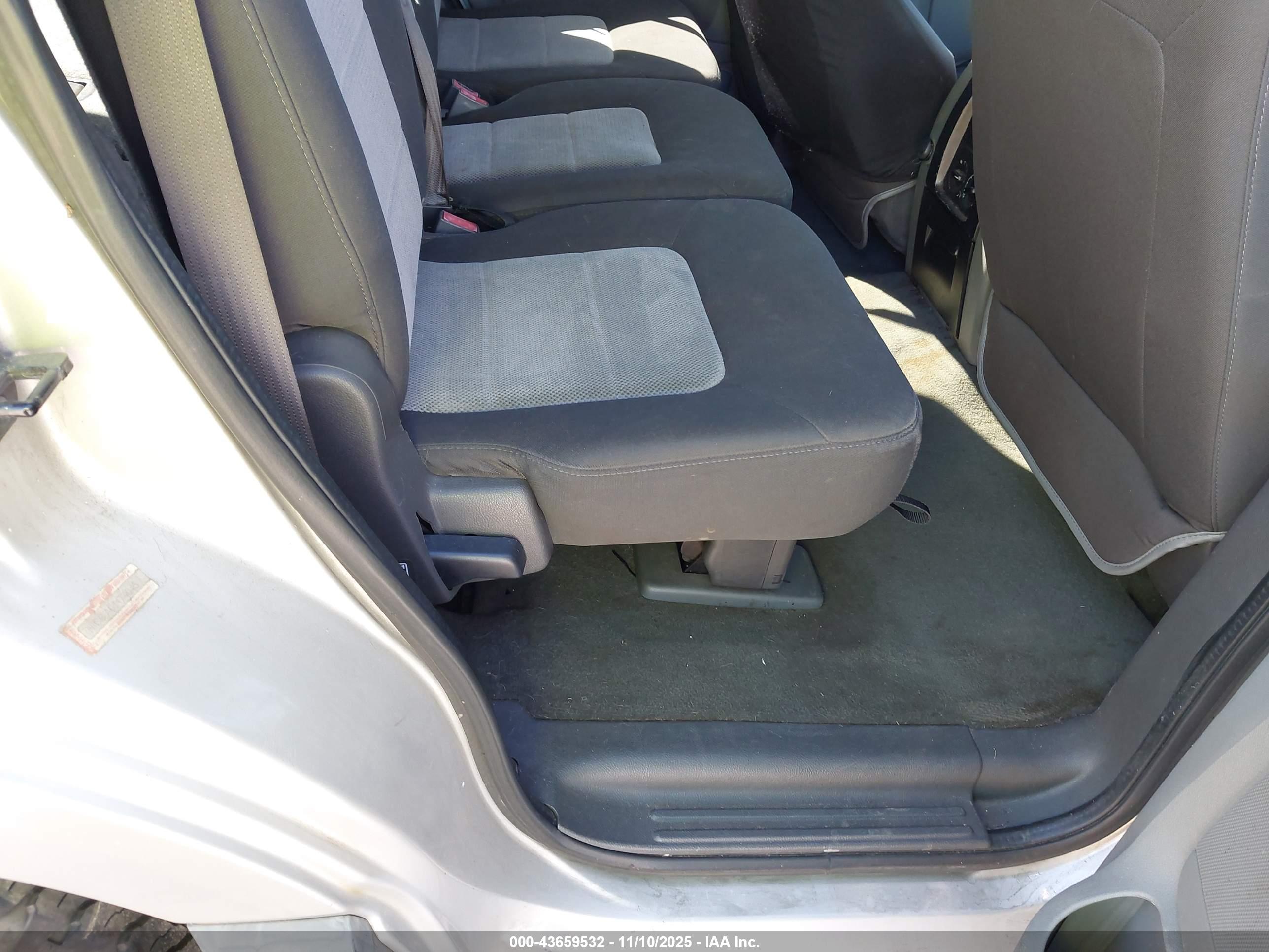 FORD EXPEDITION image 8