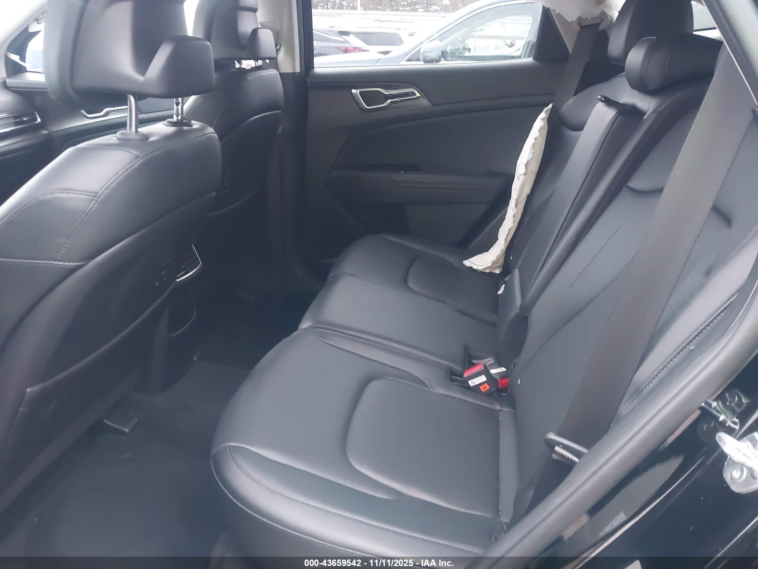 KIA SPORTAGE image 8