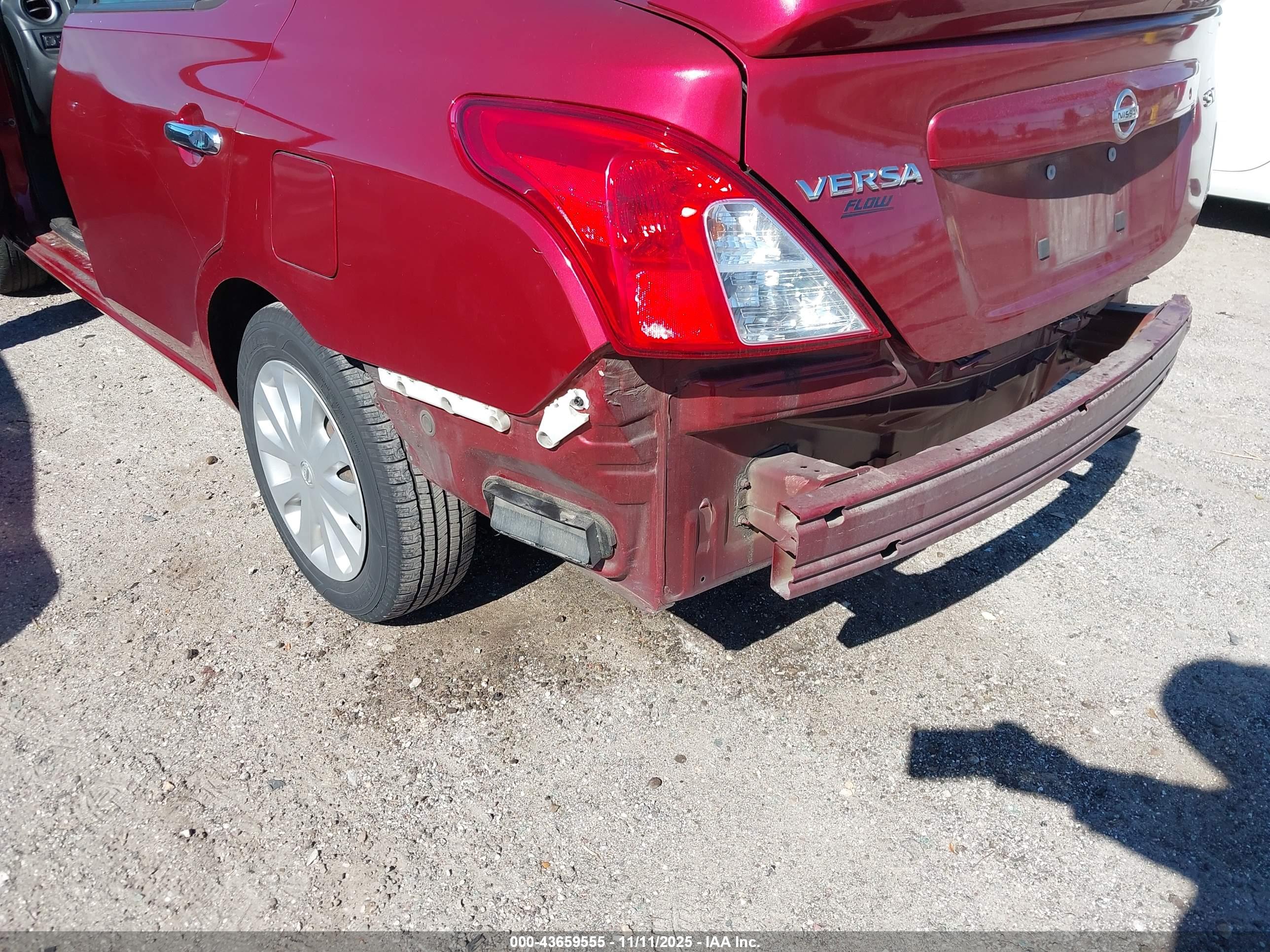 NISSAN VERSA image 6