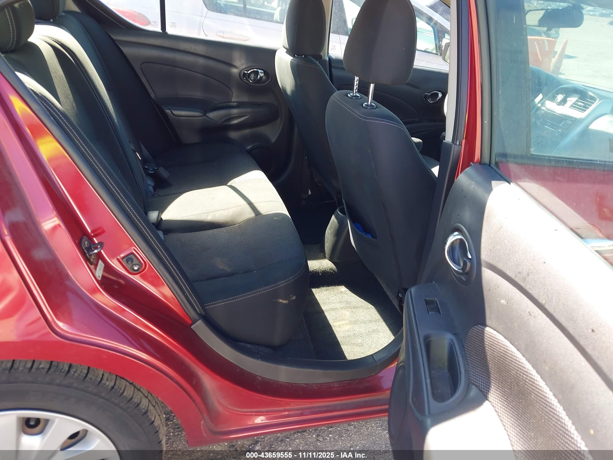 NISSAN VERSA image 8
