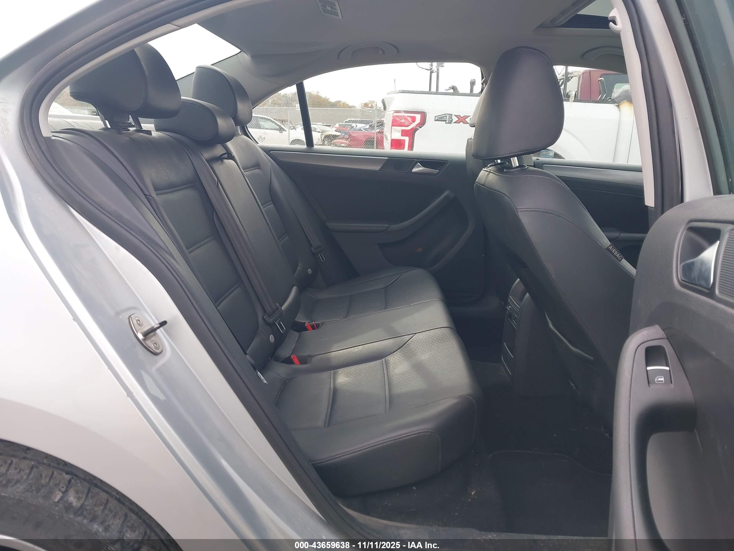 VOLKSWAGEN JETTA image 8