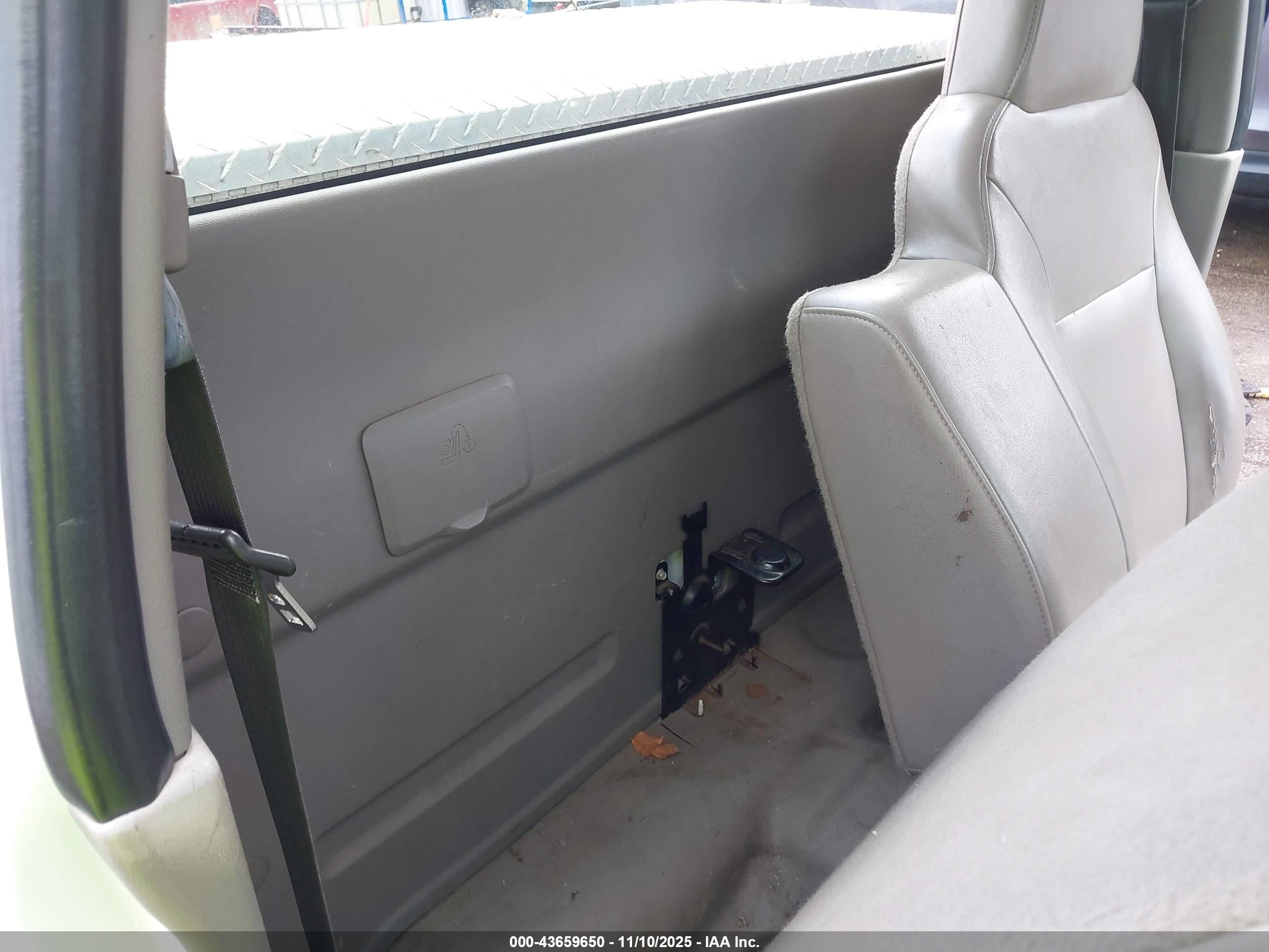 CHEVROLET COLORADO image 8