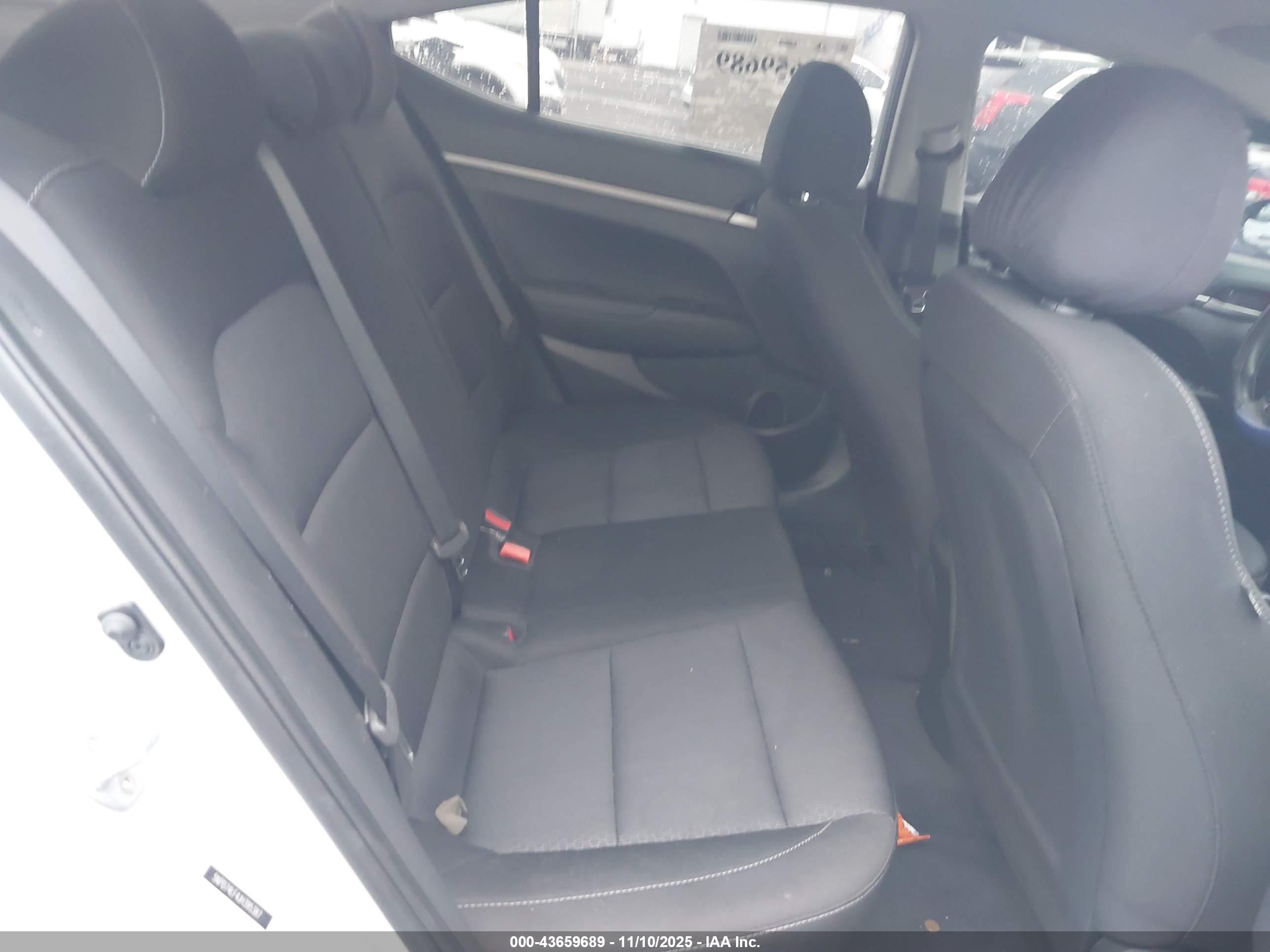 HYUNDAI ELANTRA image 8