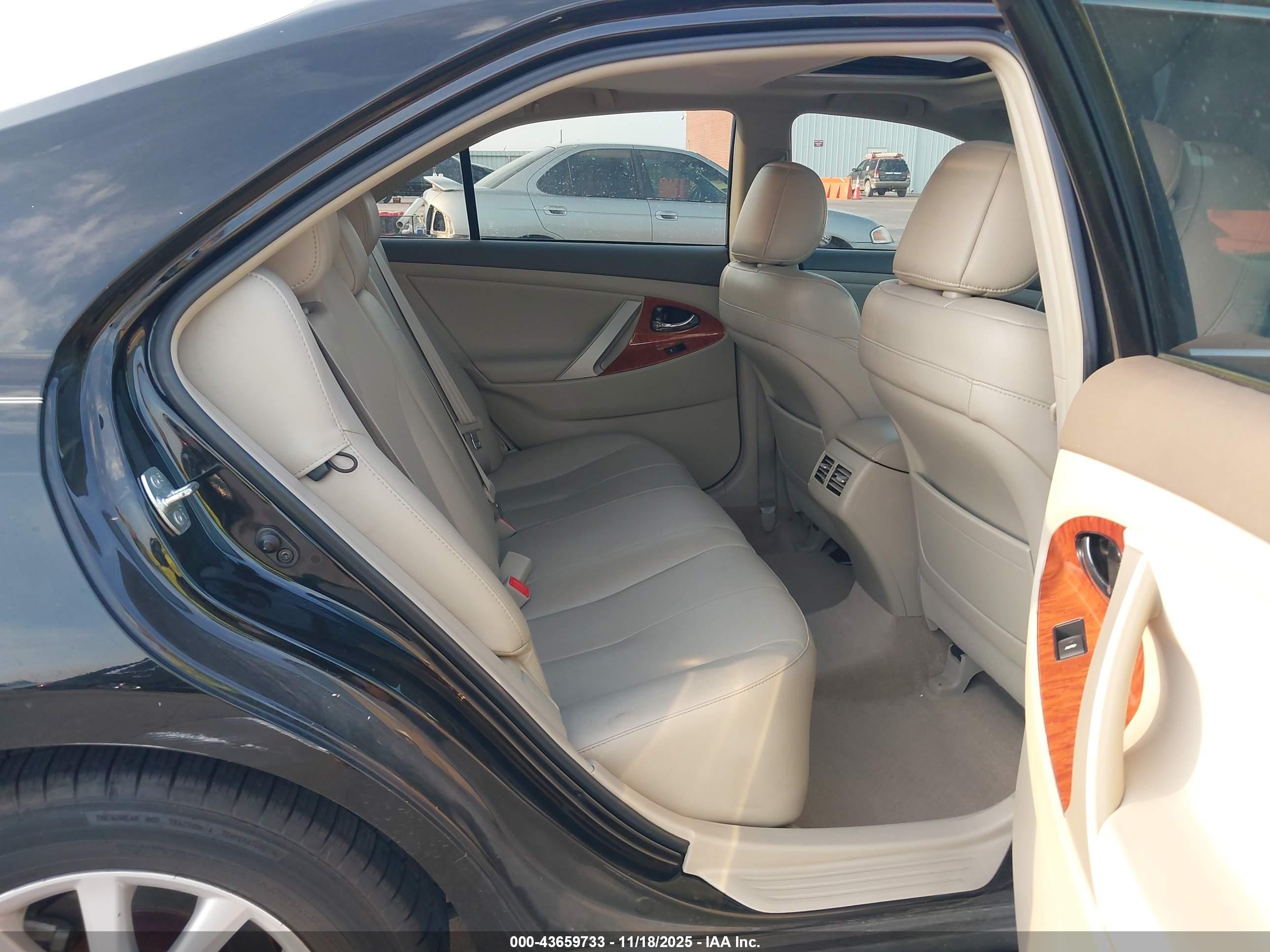 TOYOTA CAMRY image 8