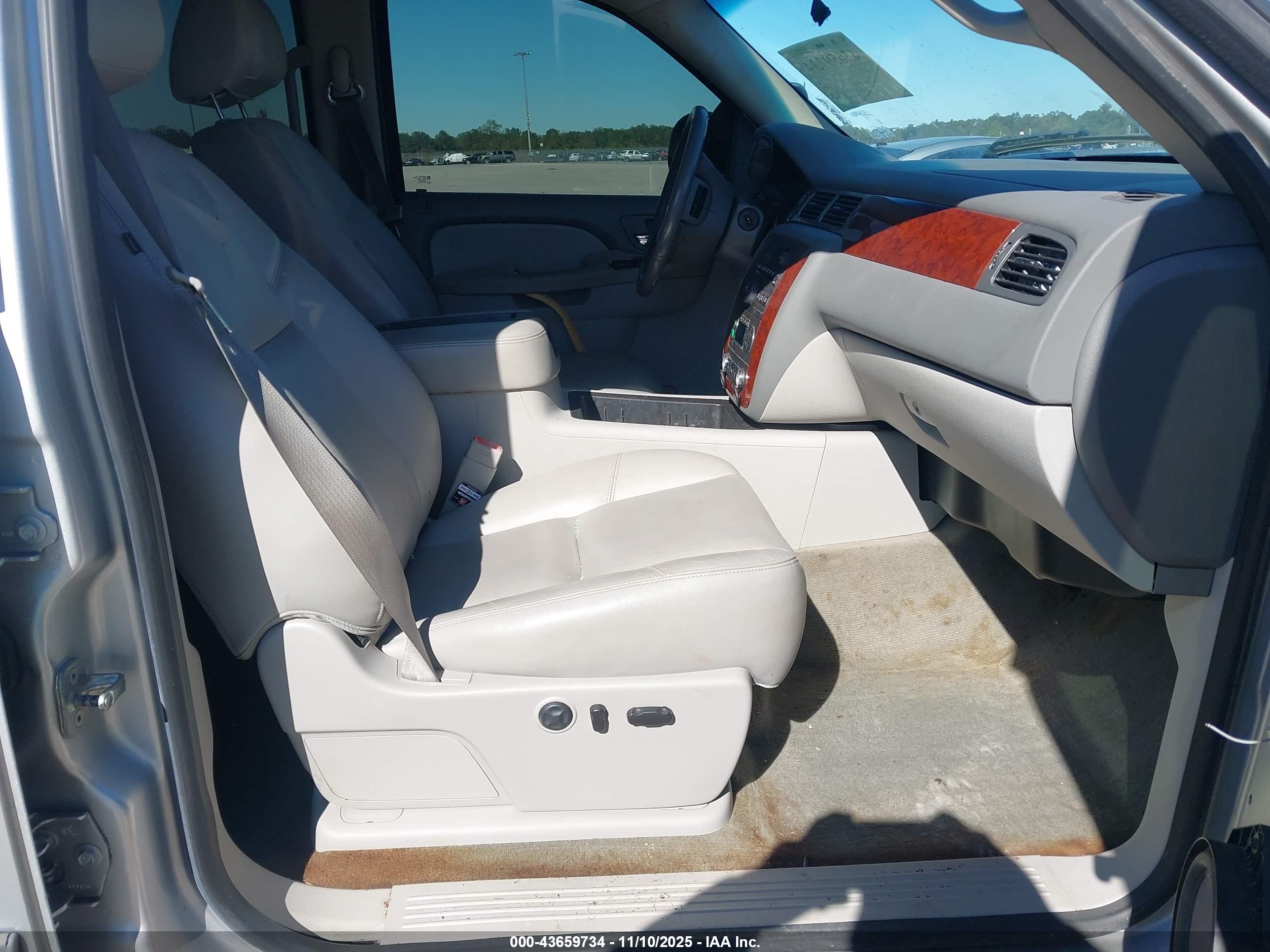 CHEVROLET SILVERADO image 5