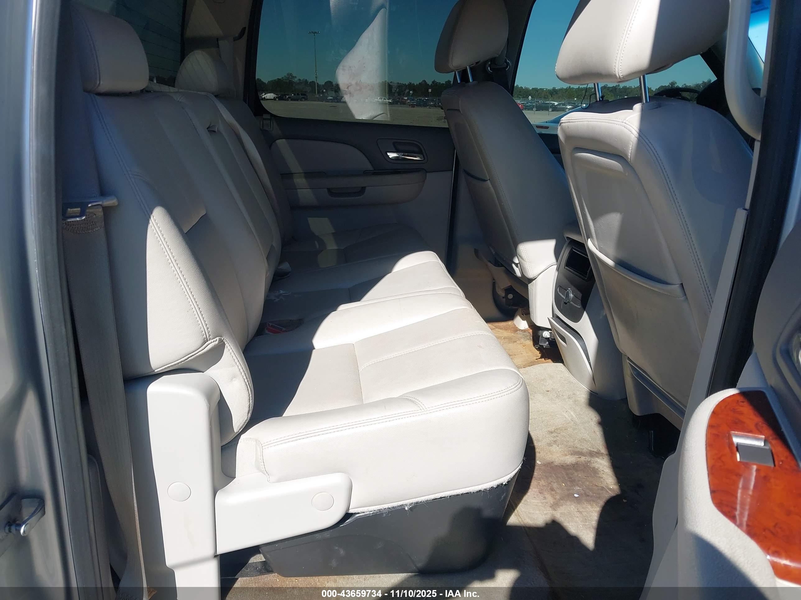 CHEVROLET SILVERADO image 8