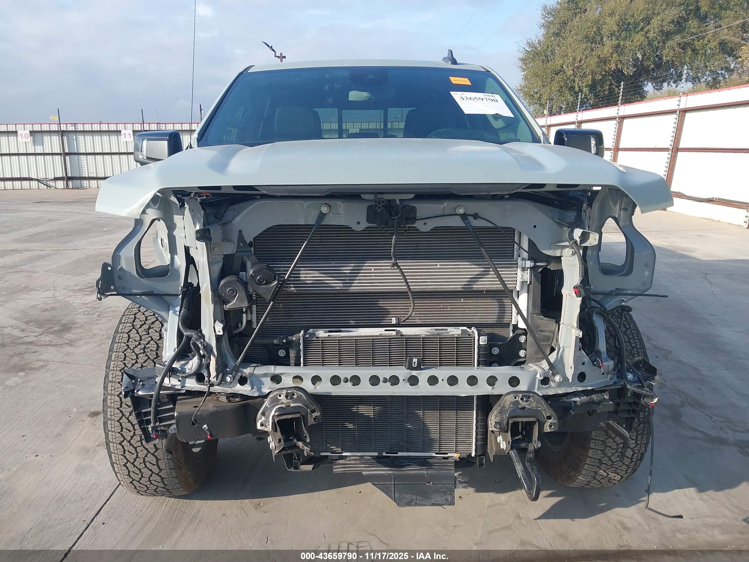GMC SIERRA image 6