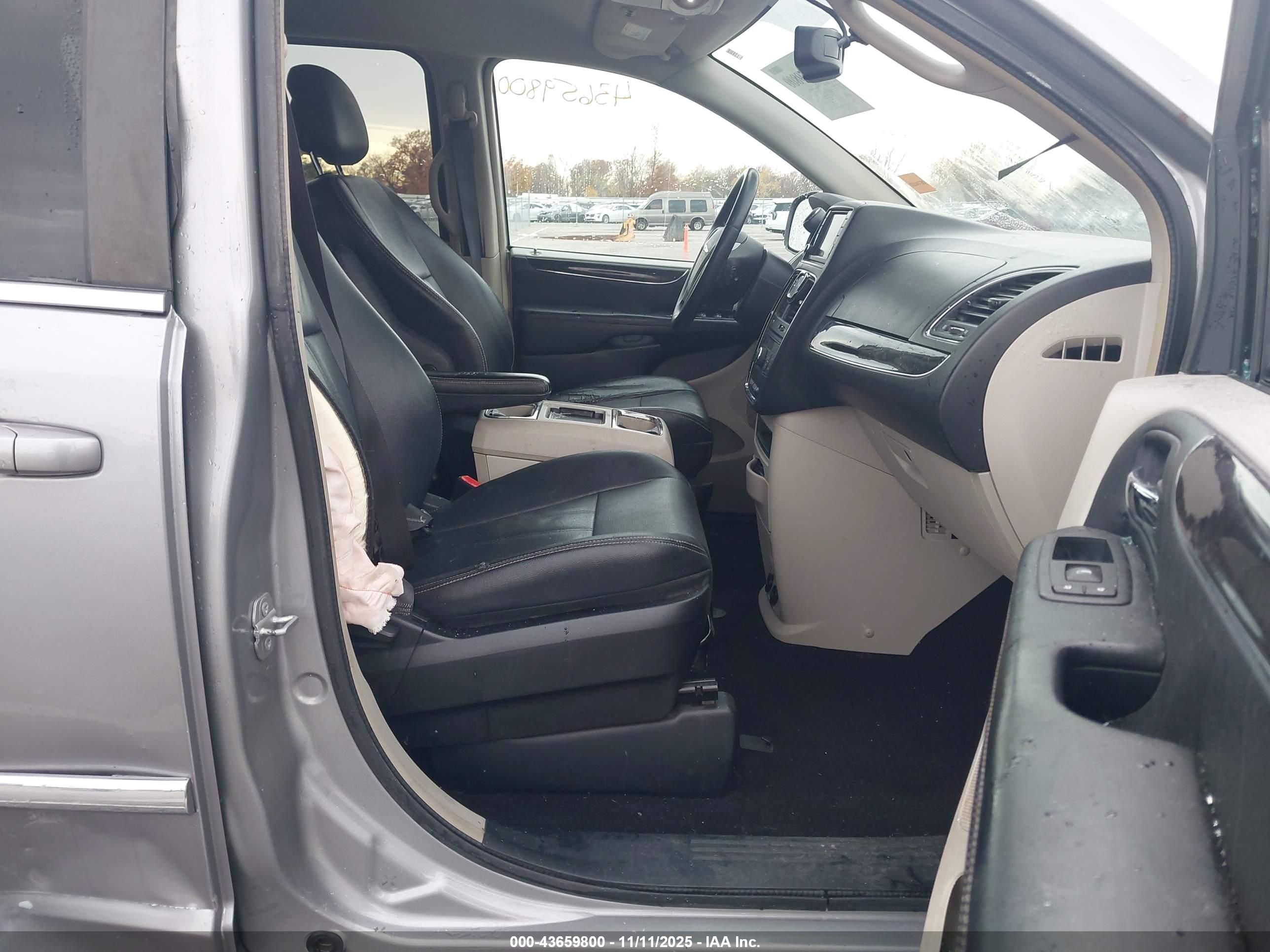 CHRYSLER TOWN image 5