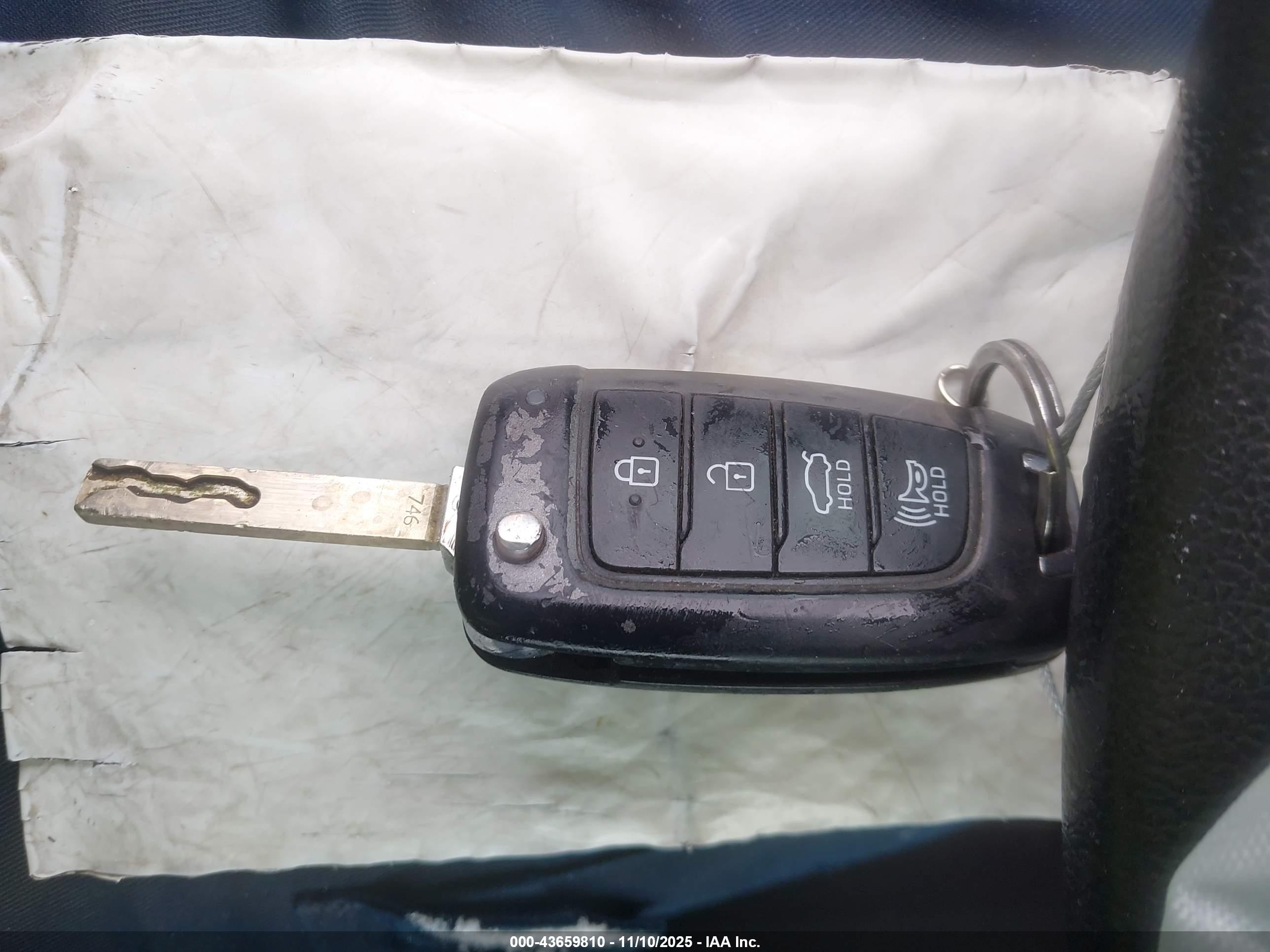 HYUNDAI ACCENT image 11