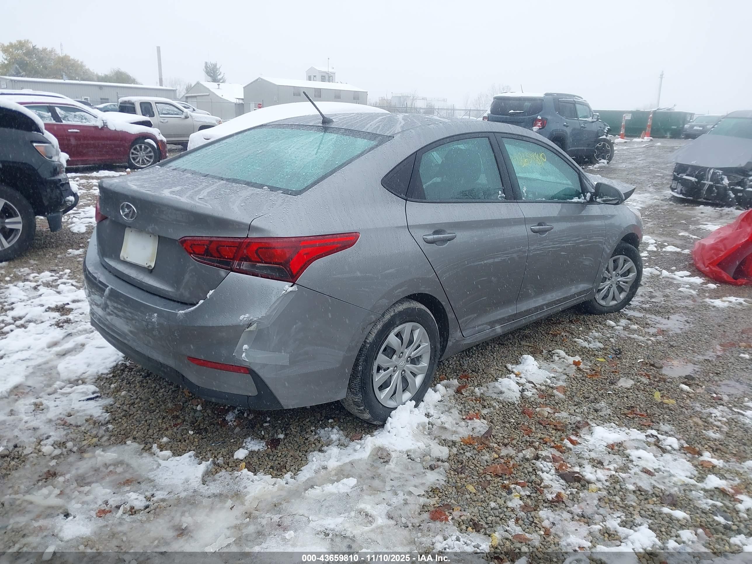 HYUNDAI ACCENT image 4