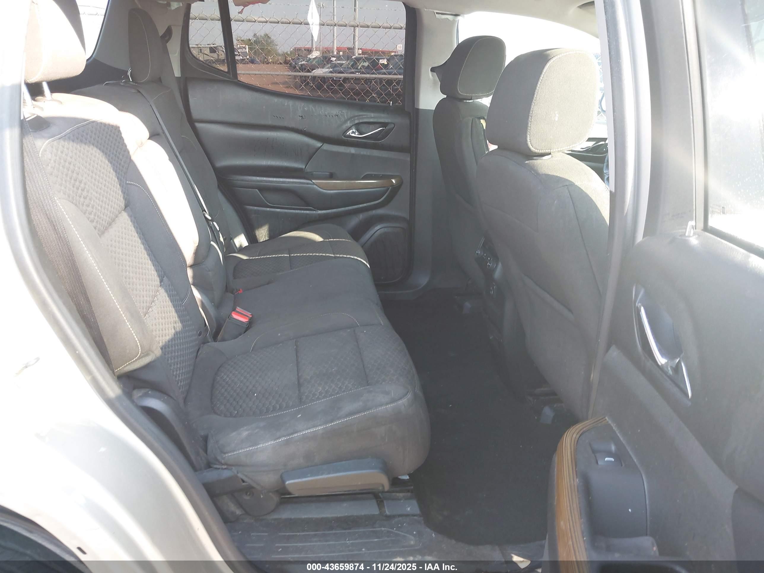 GMC ACADIA image 8