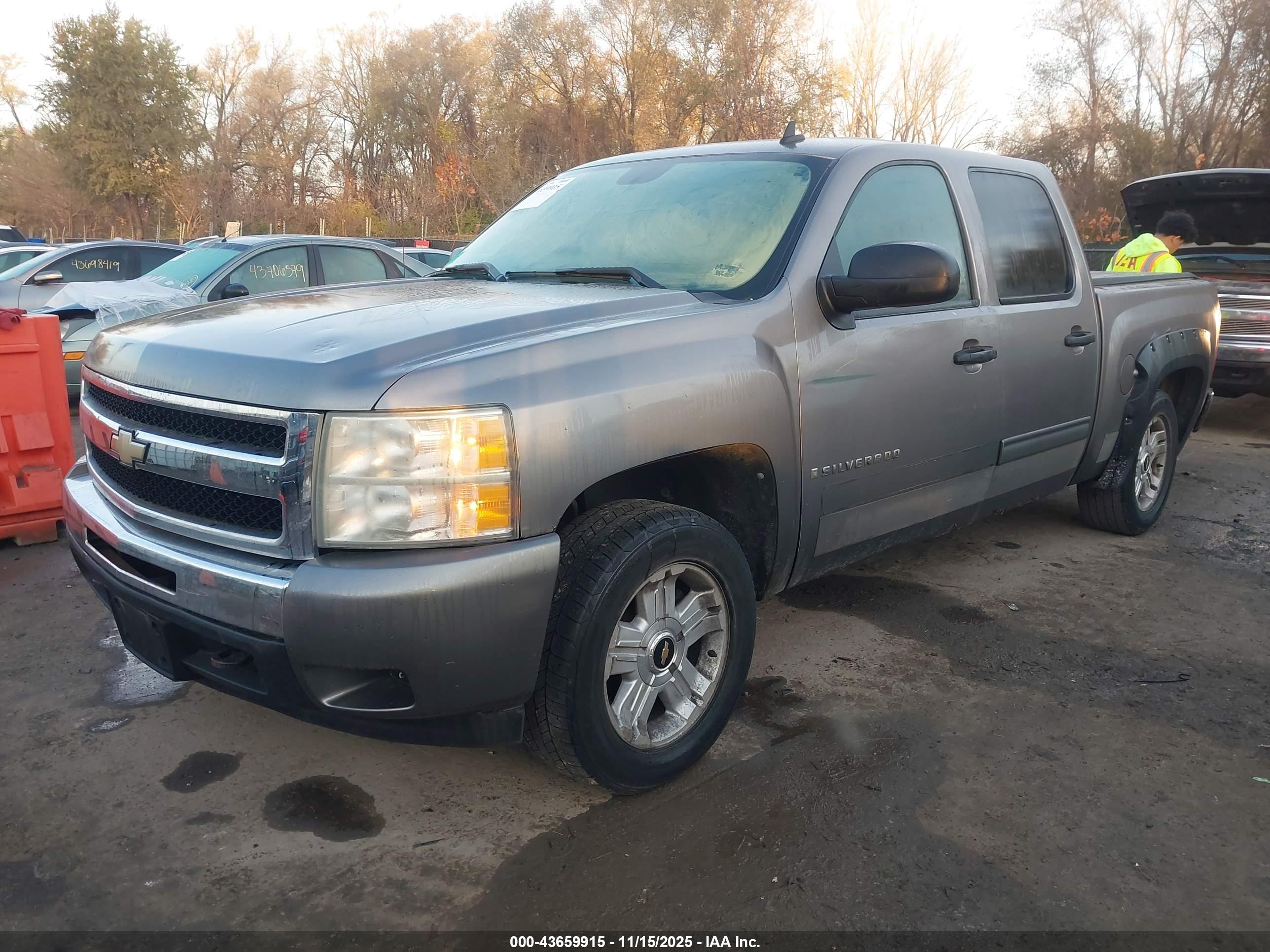 CHEVROLET SILVERADO image 2