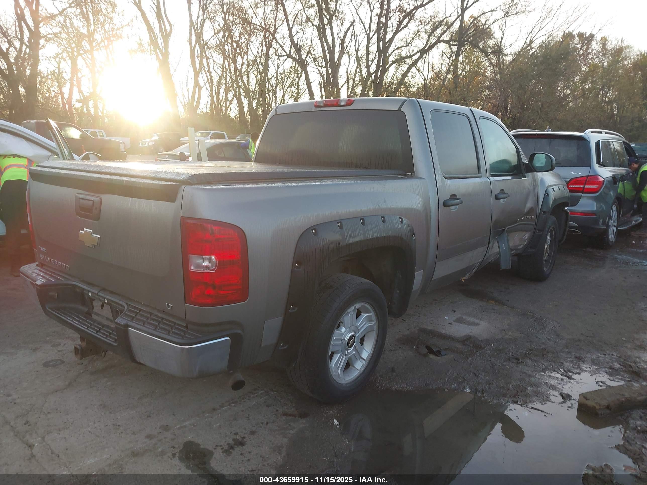 CHEVROLET SILVERADO image 4