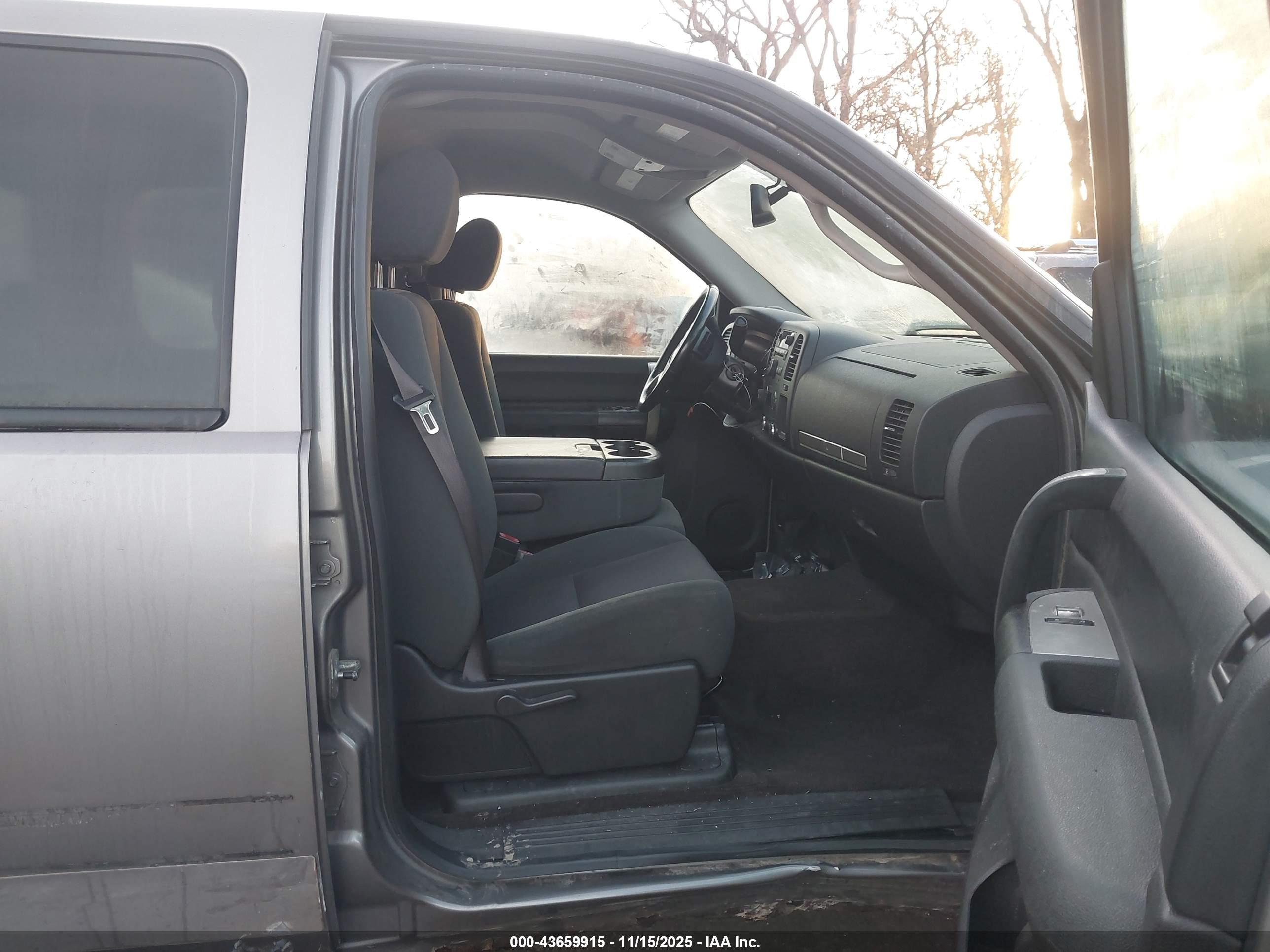 CHEVROLET SILVERADO image 5