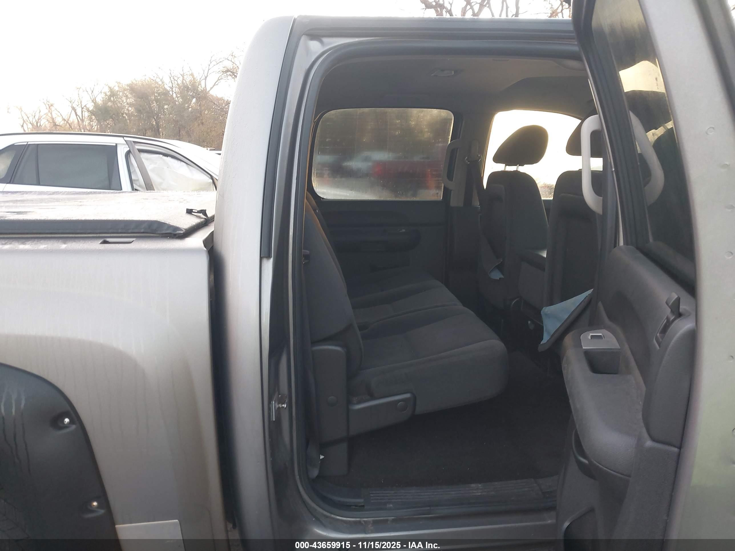 CHEVROLET SILVERADO image 8