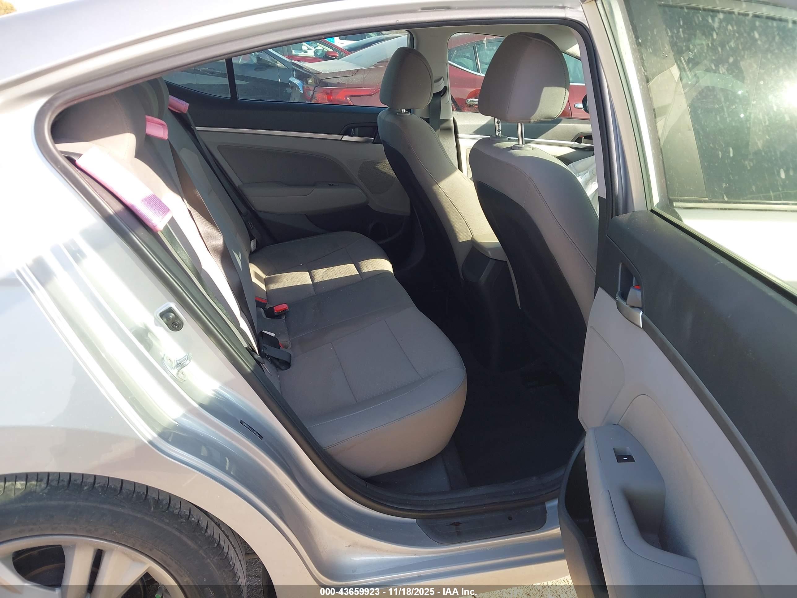 HYUNDAI ELANTRA image 8