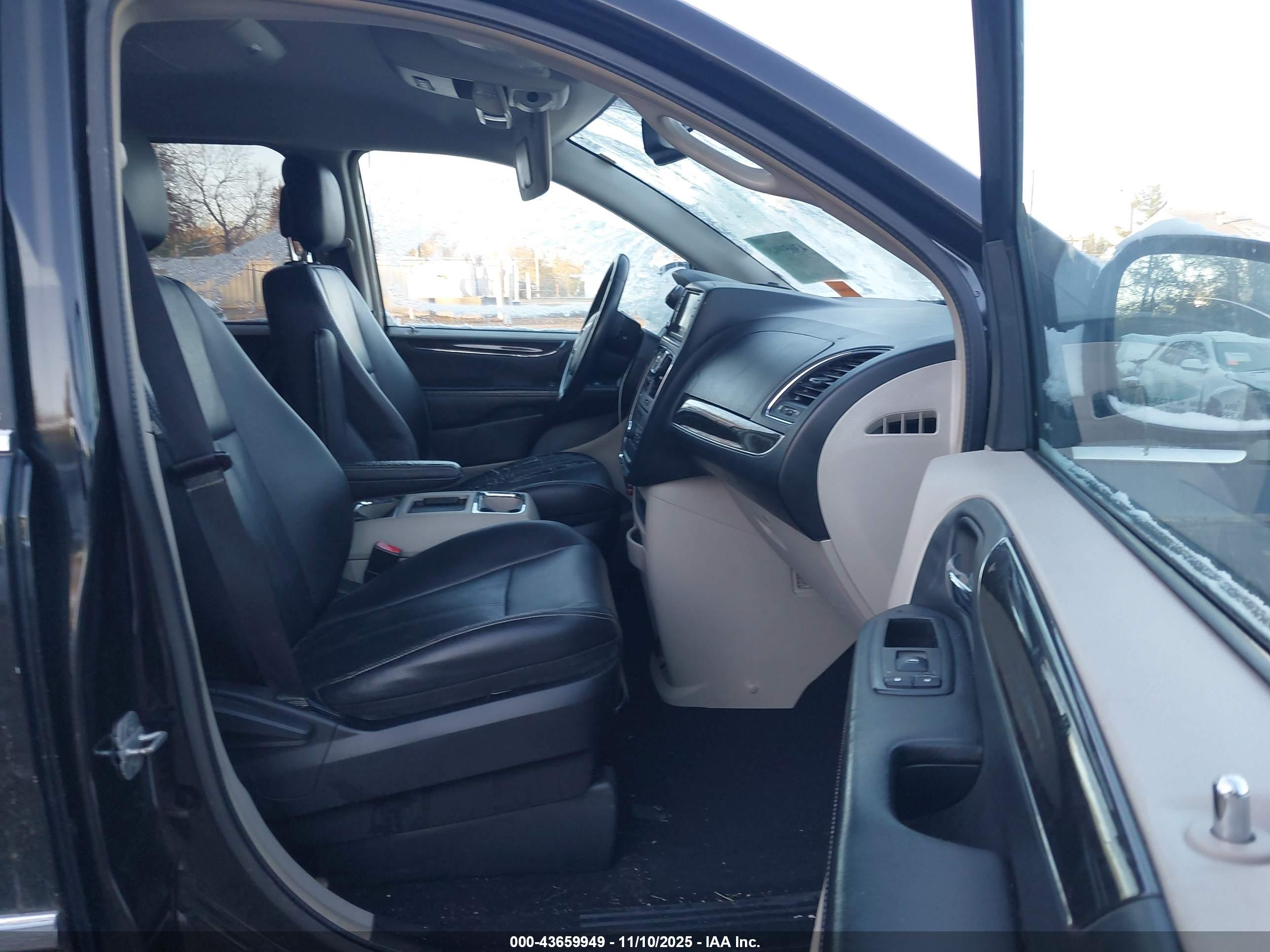 CHRYSLER TOWN image 5
