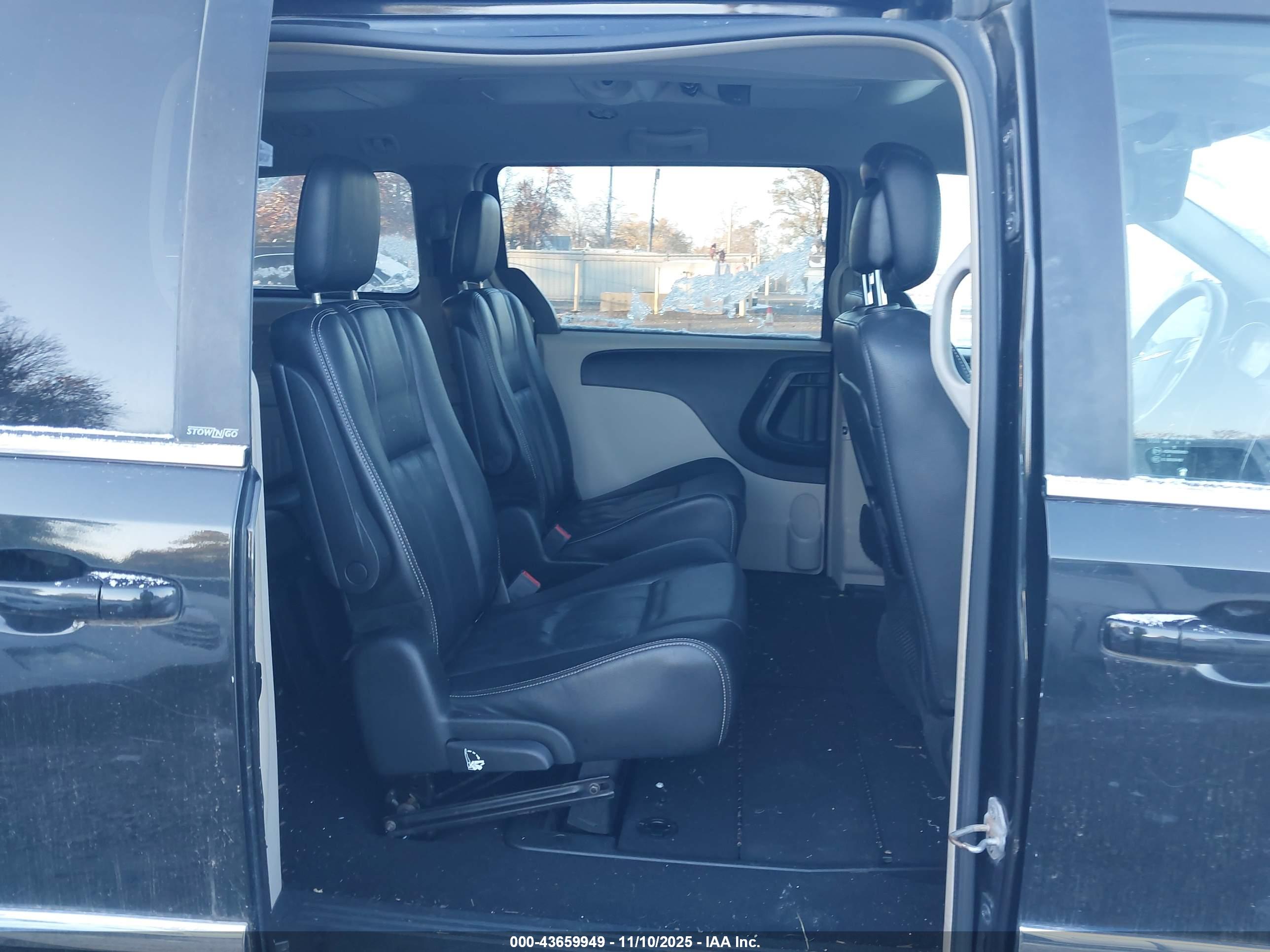 CHRYSLER TOWN image 8