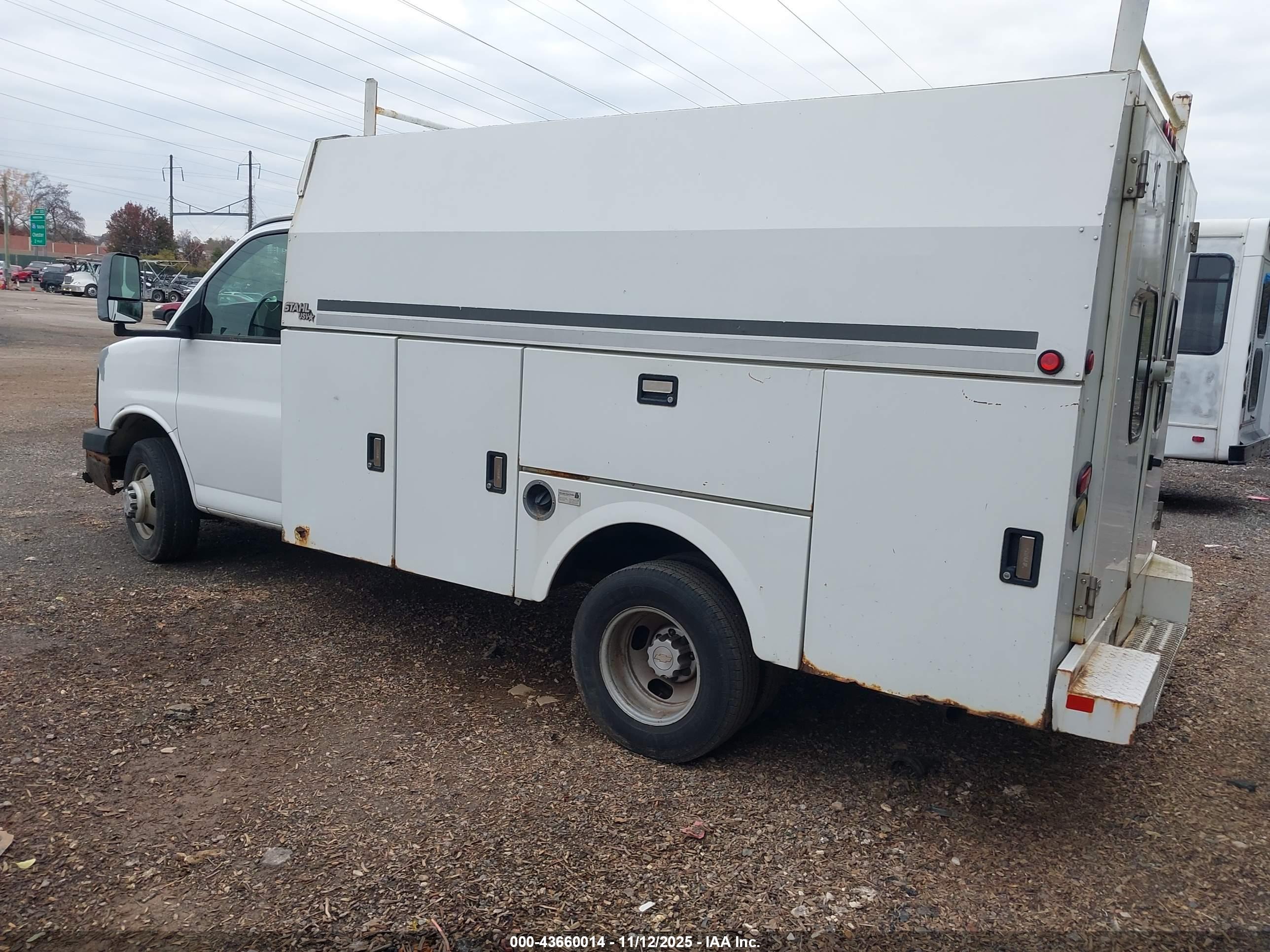 CHEVROLET EXPRESS image 3