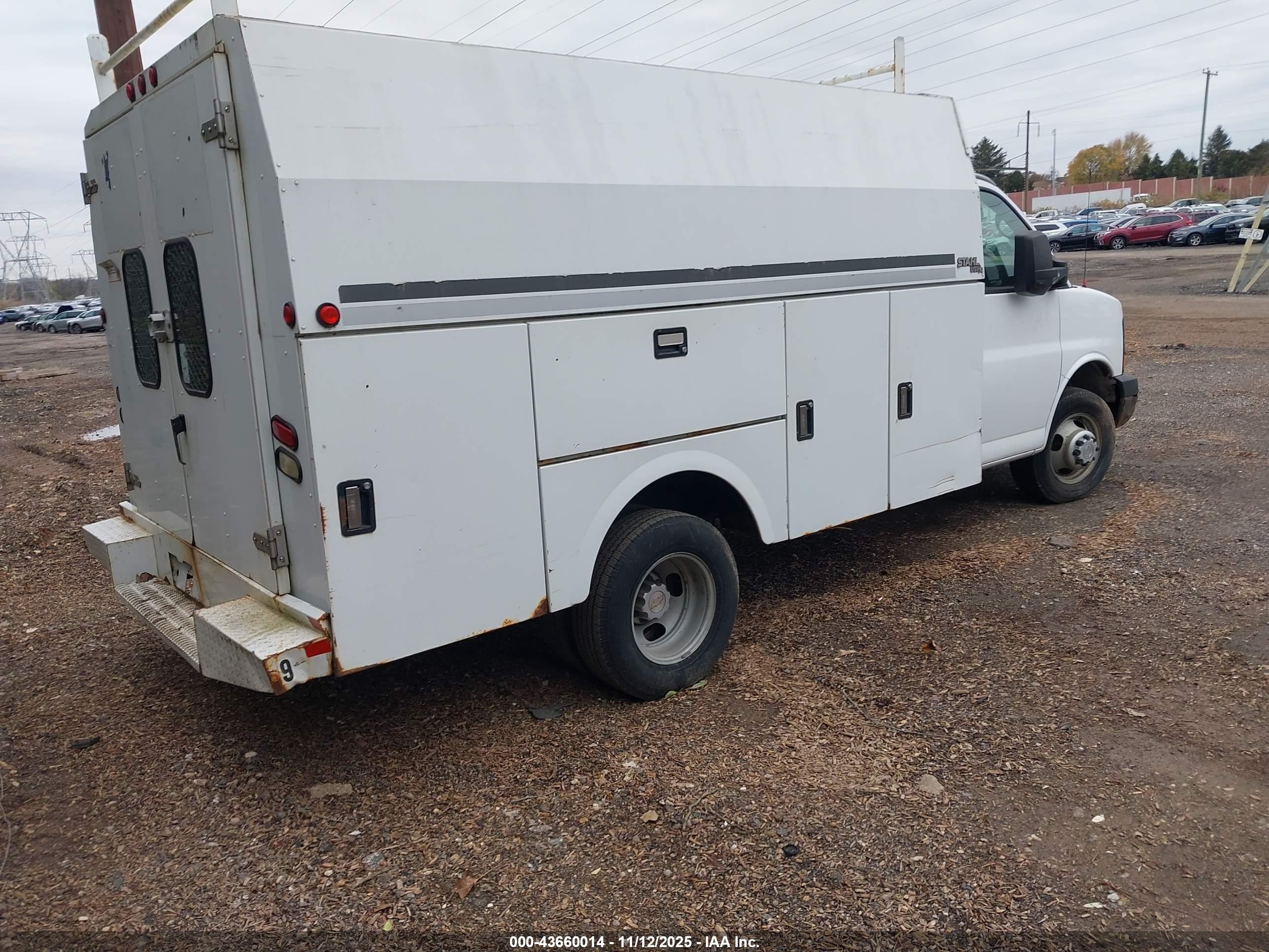 CHEVROLET EXPRESS image 4