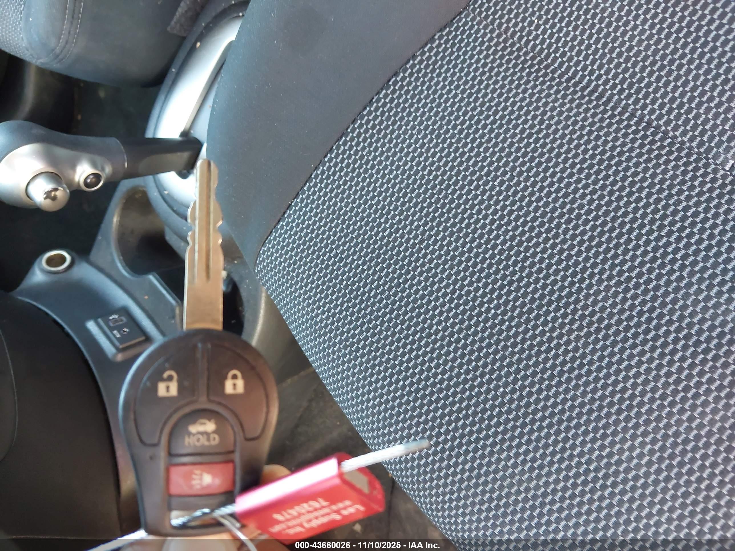 NISSAN VERSA image 11