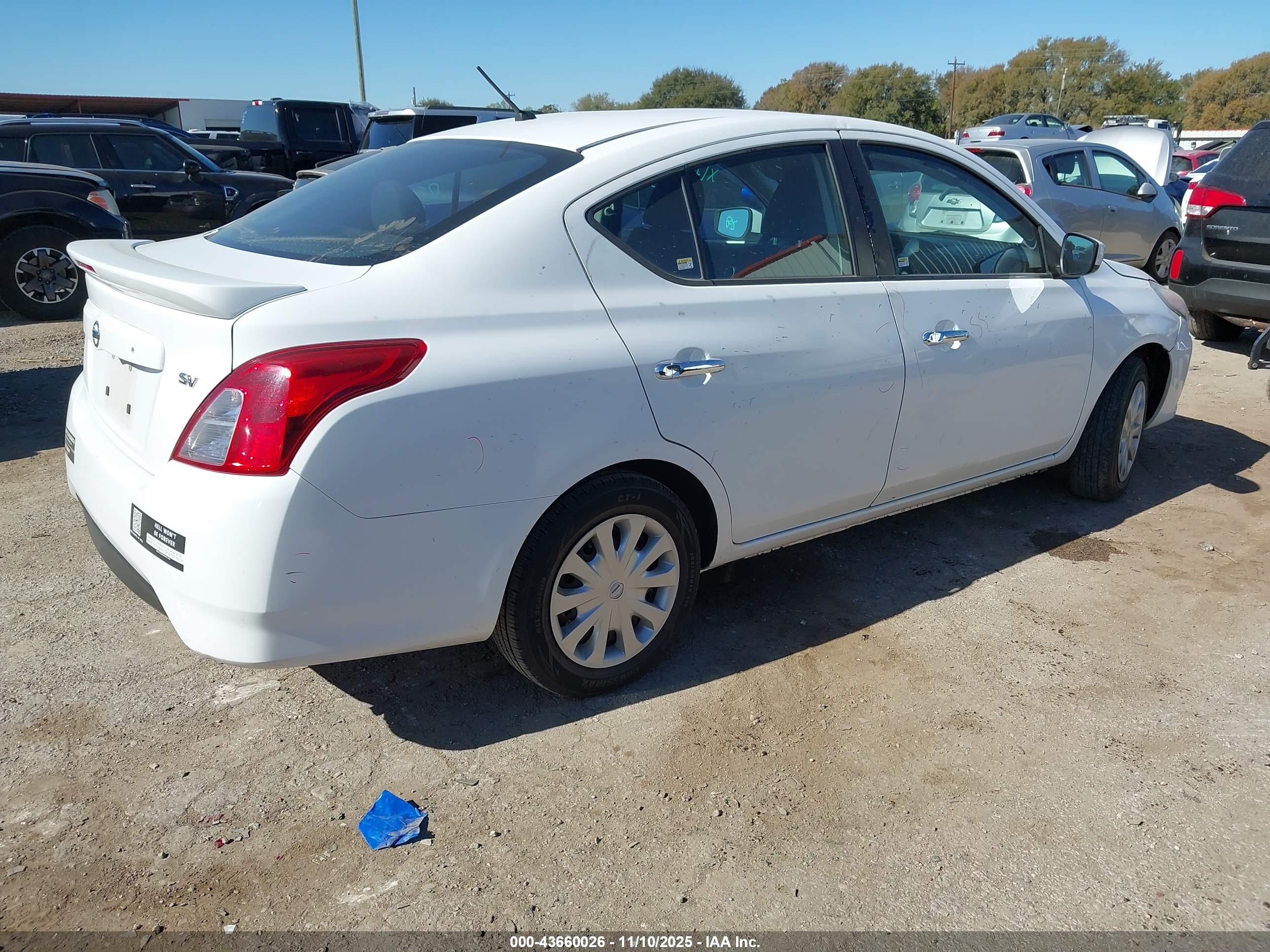 NISSAN VERSA image 4