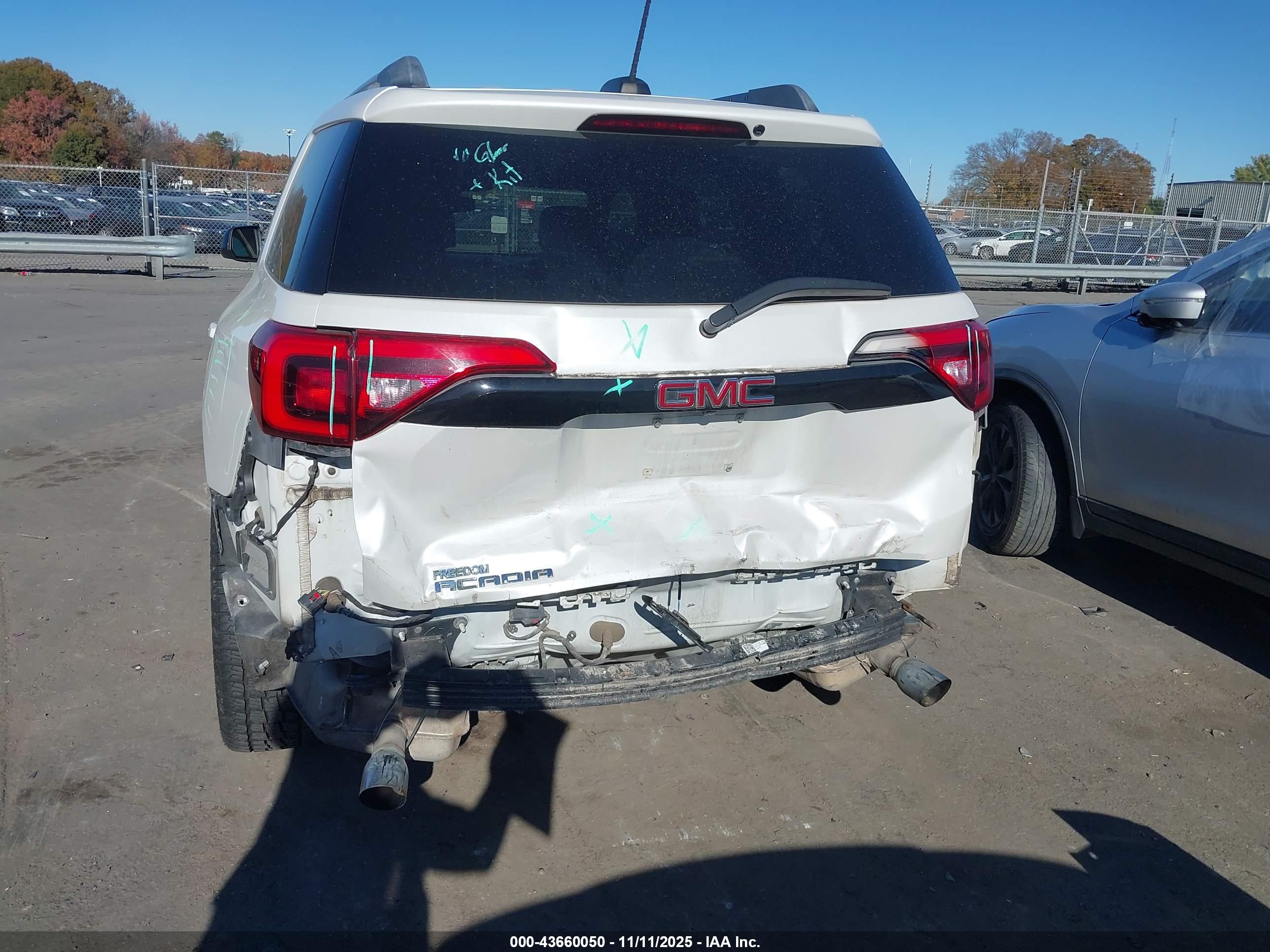 GMC ACADIA image 6