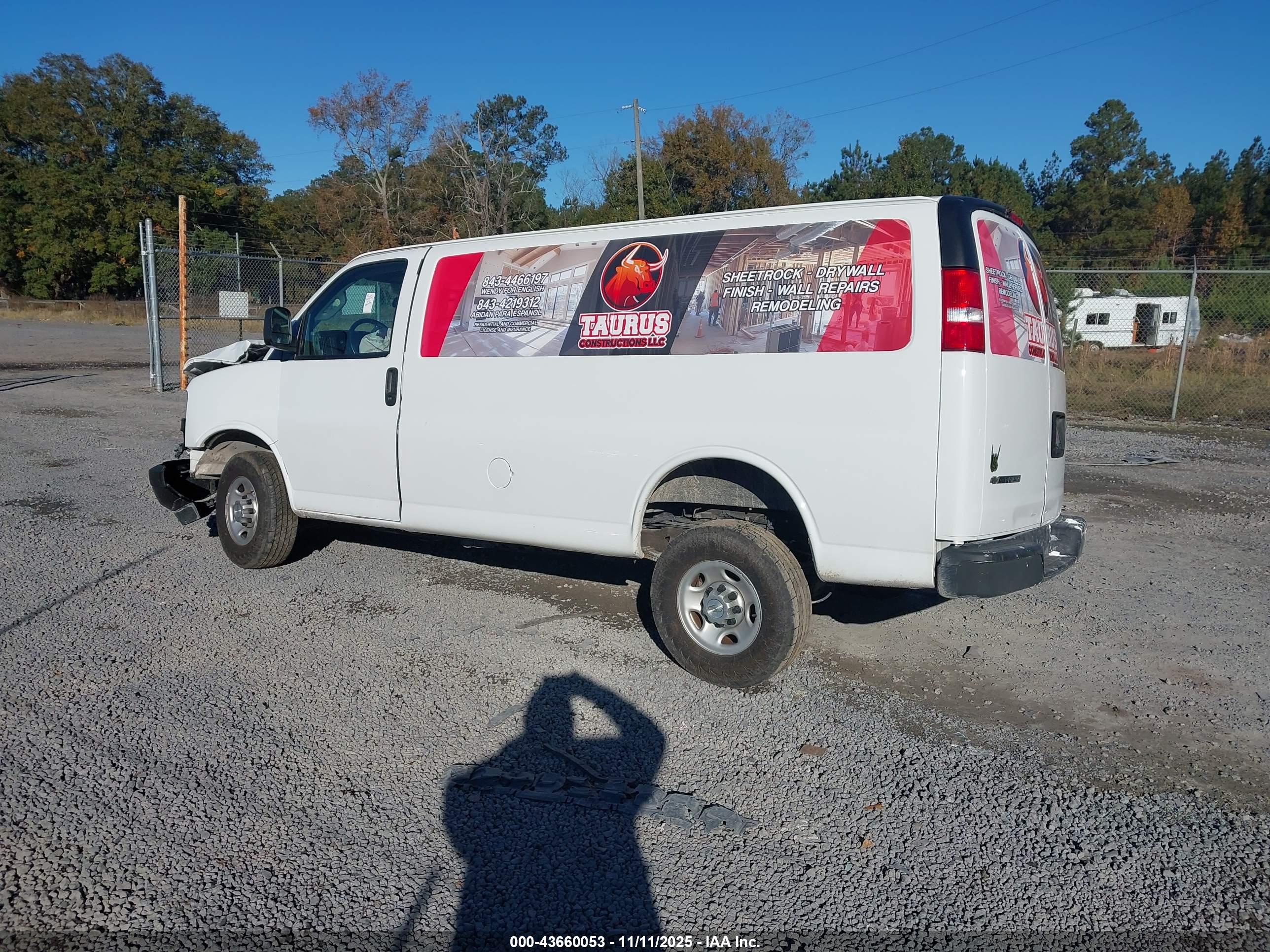 CHEVROLET EXPRESS image 3
