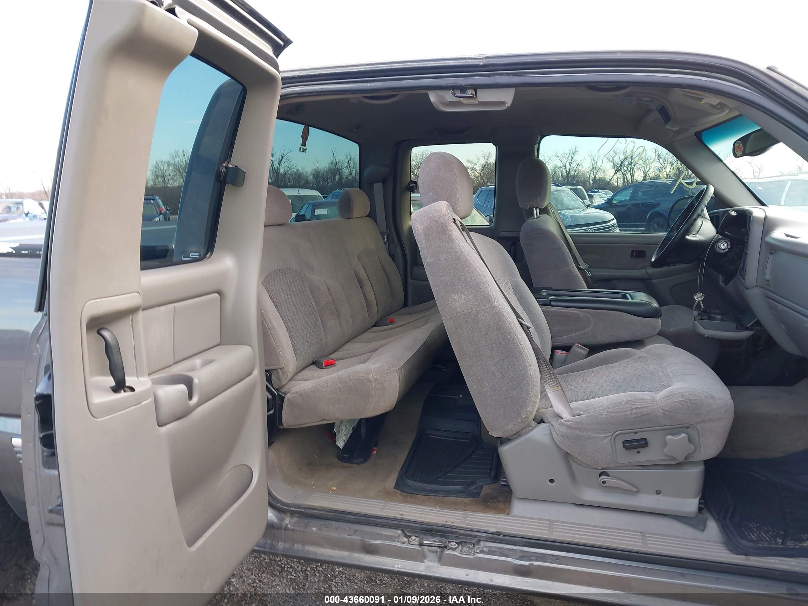 CHEVROLET SILVERADO image 8