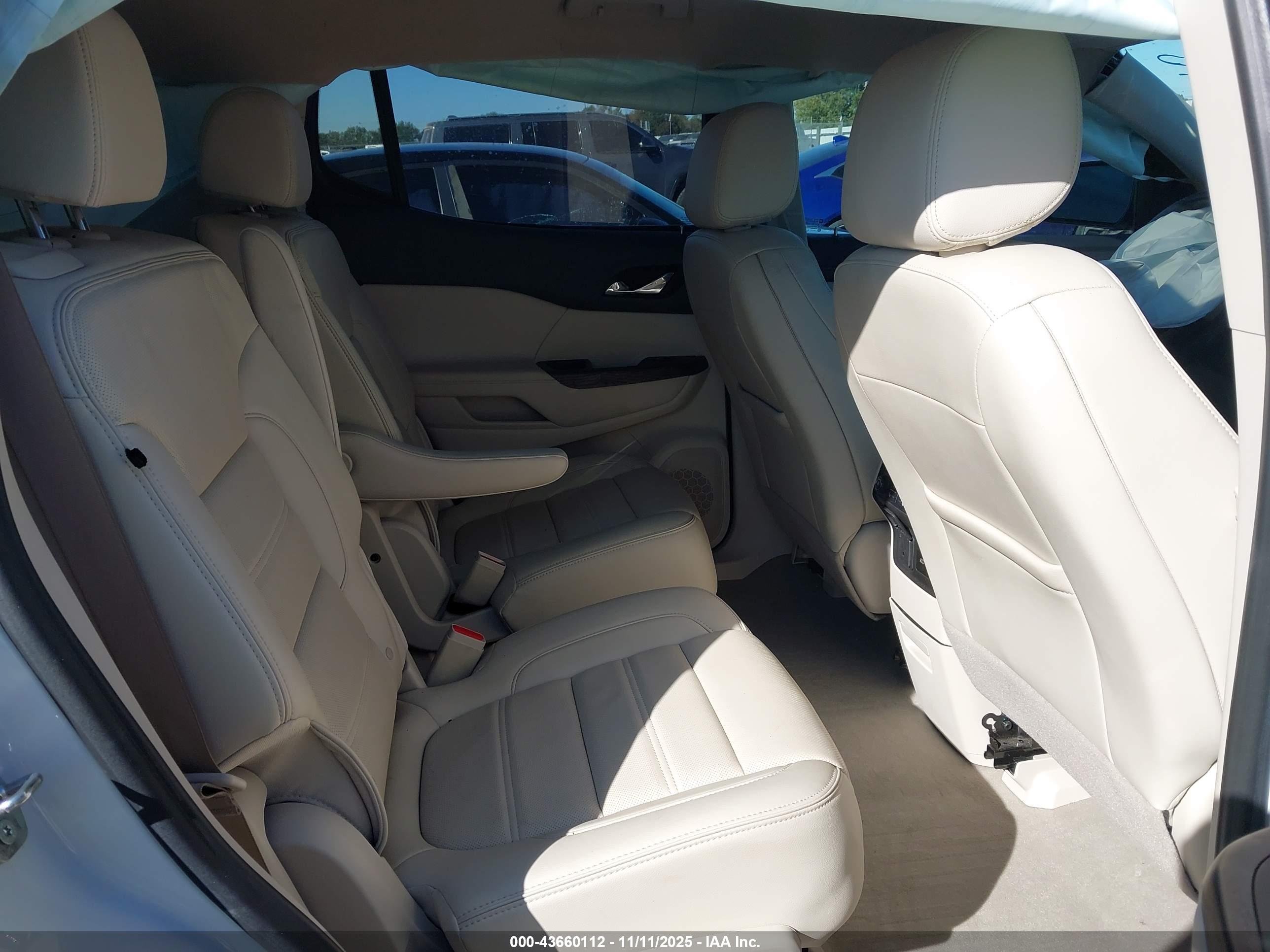 GMC ACADIA image 8