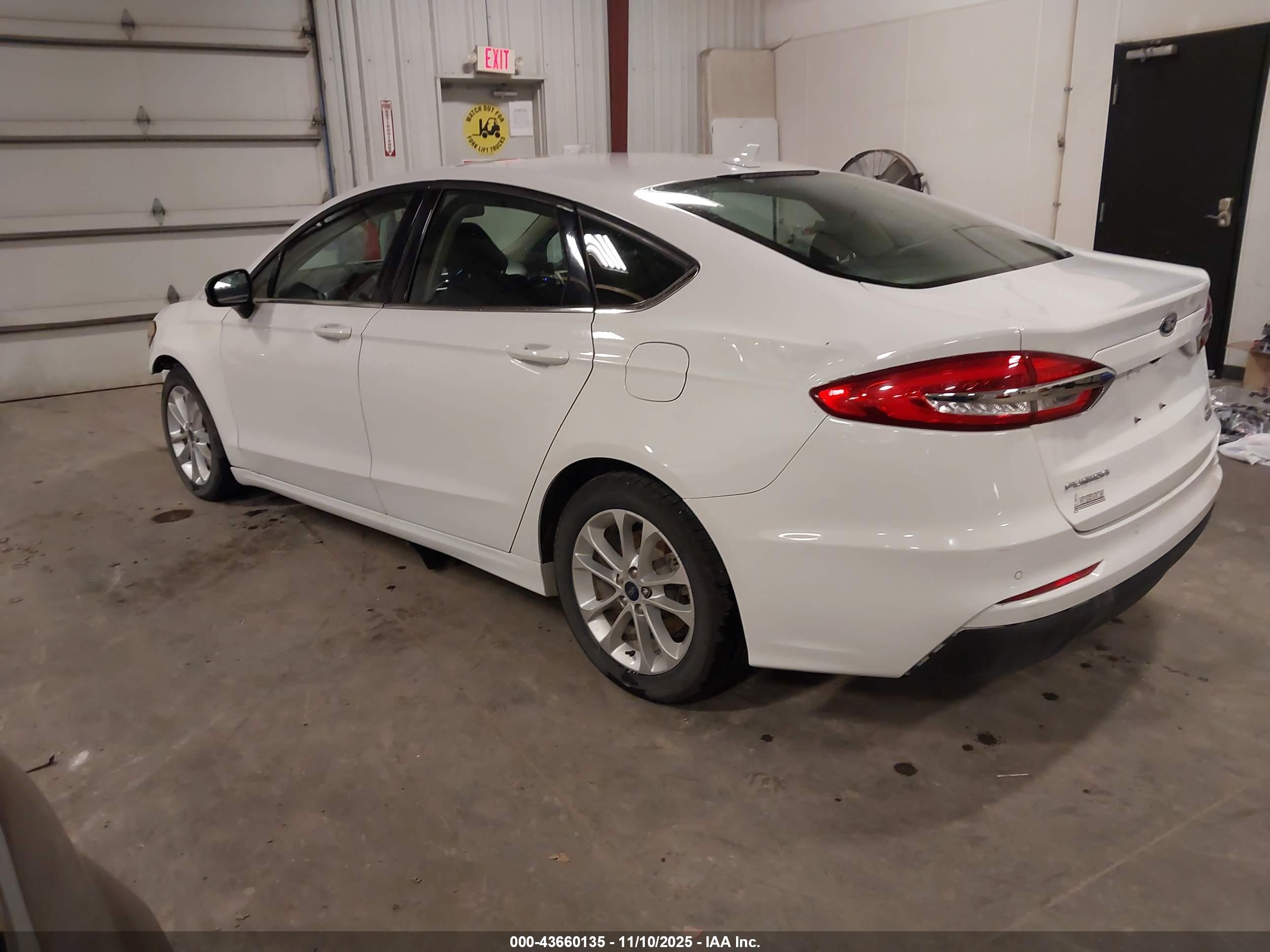 FORD FUSION image 3
