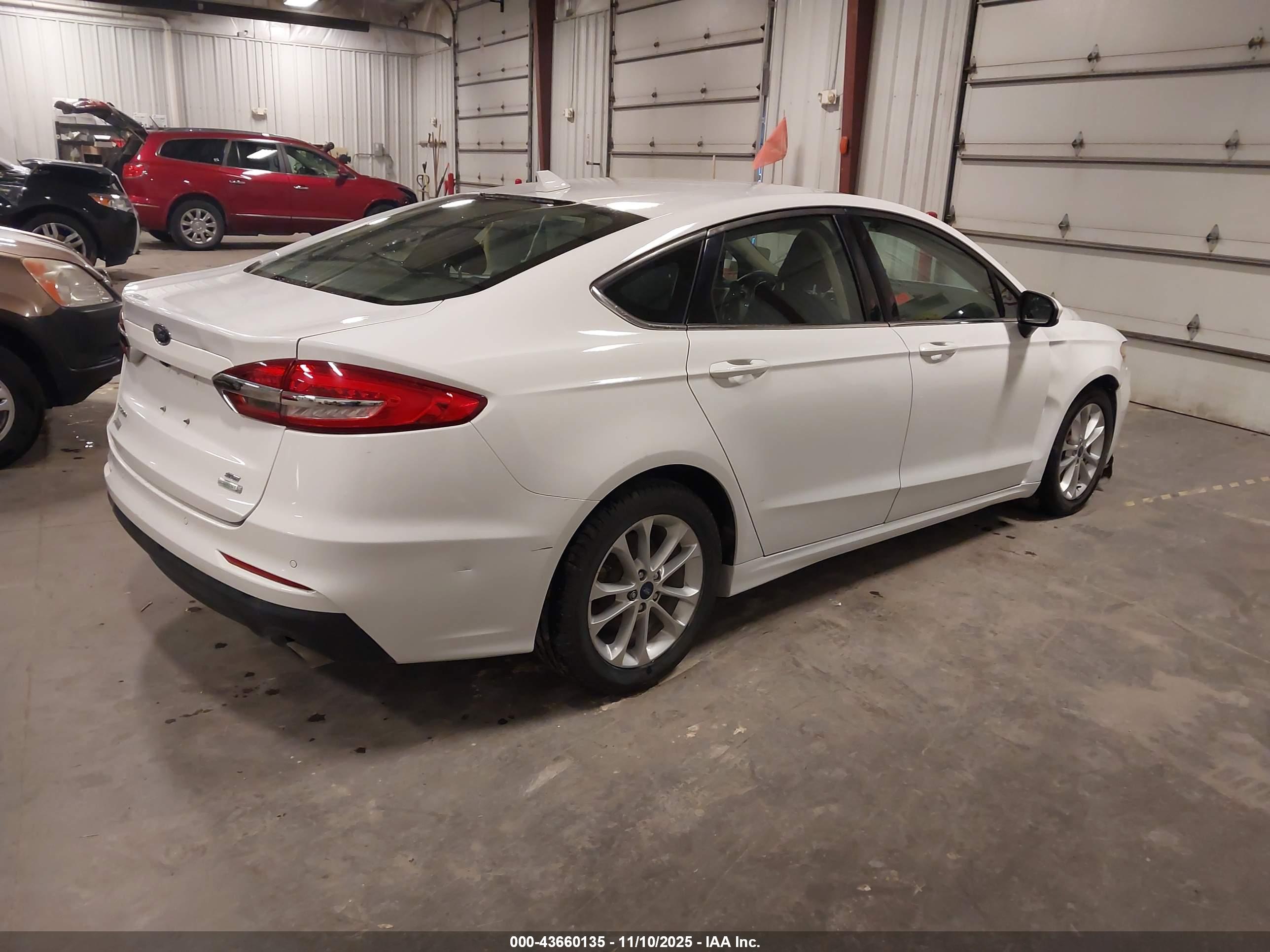 FORD FUSION image 4
