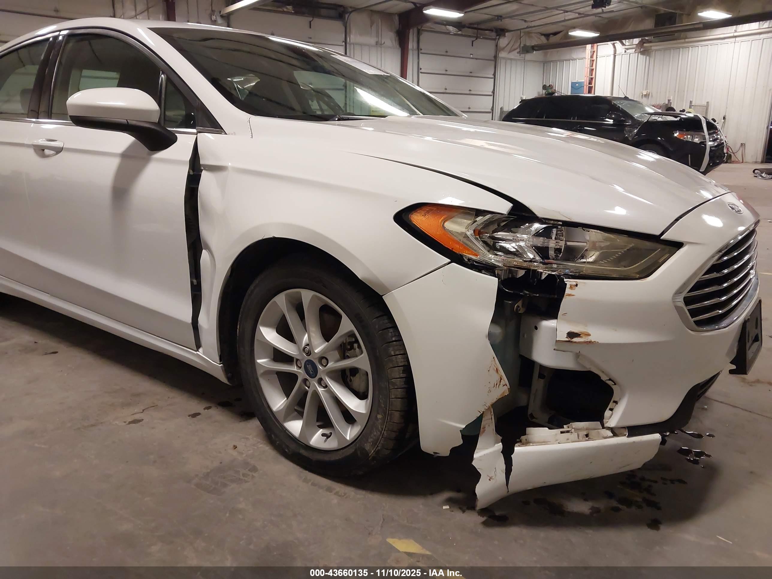 FORD FUSION image 6