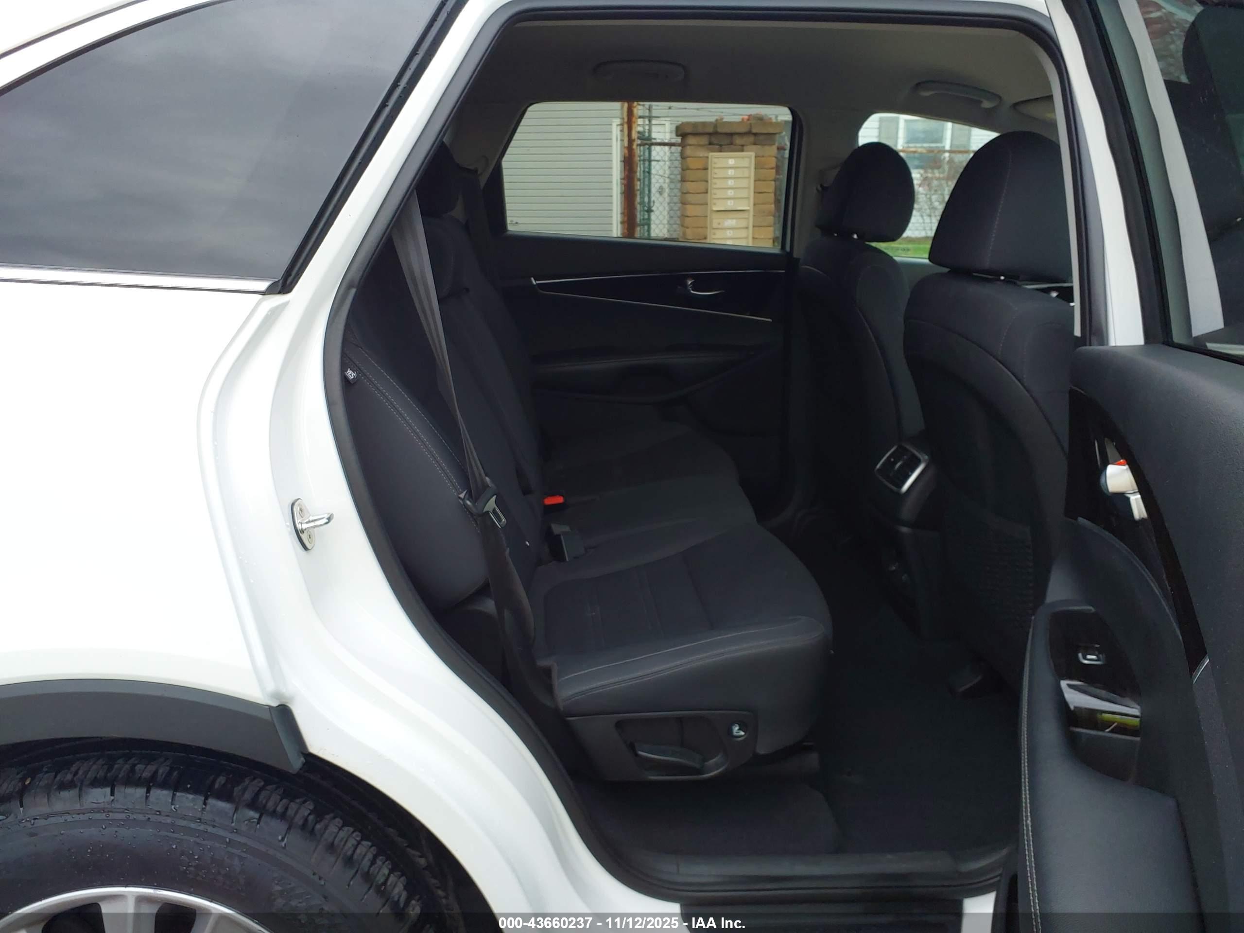 KIA SORENTO image 8
