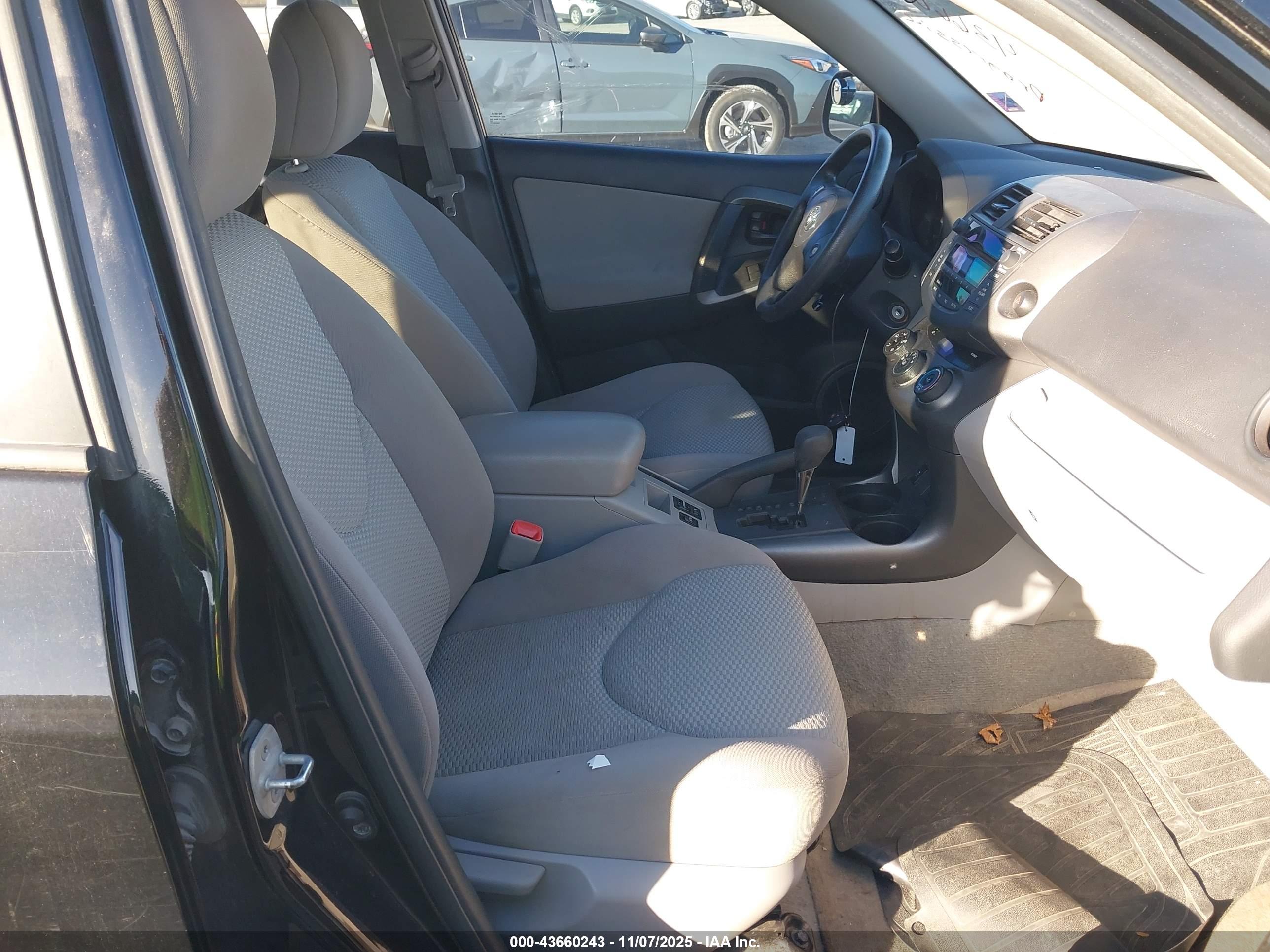 TOYOTA RAV4 image 5