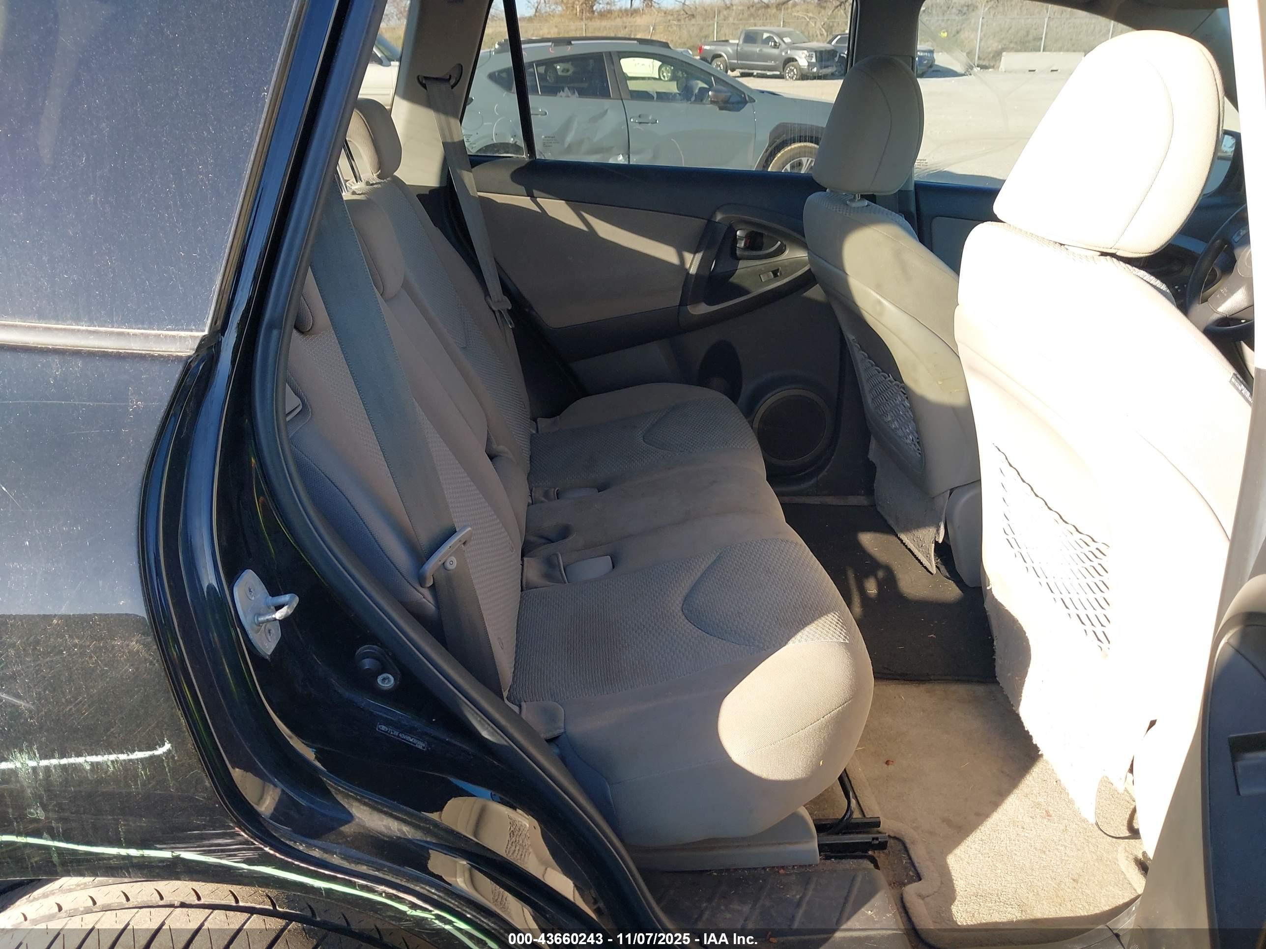 TOYOTA RAV4 image 8