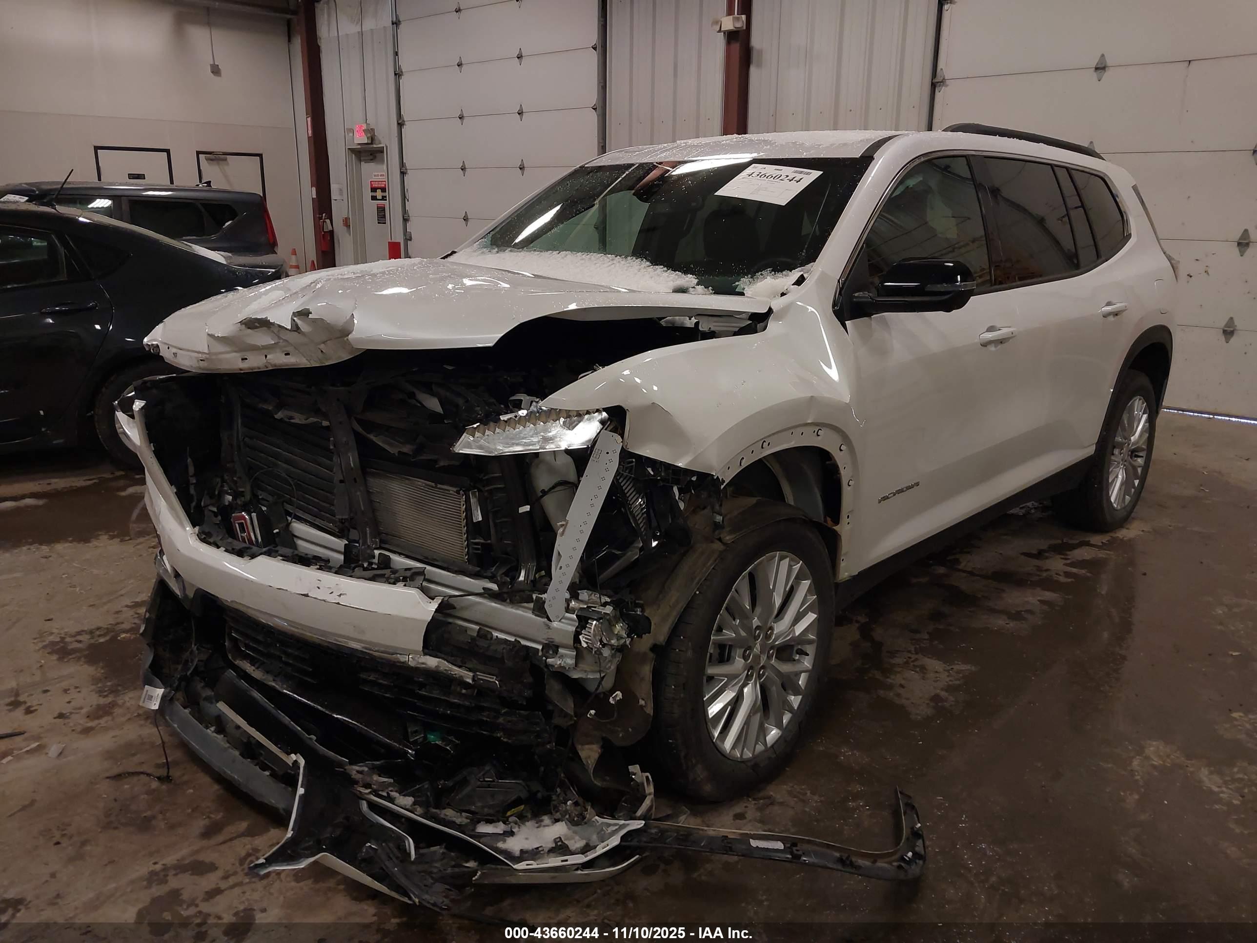 GMC ACADIA image 2
