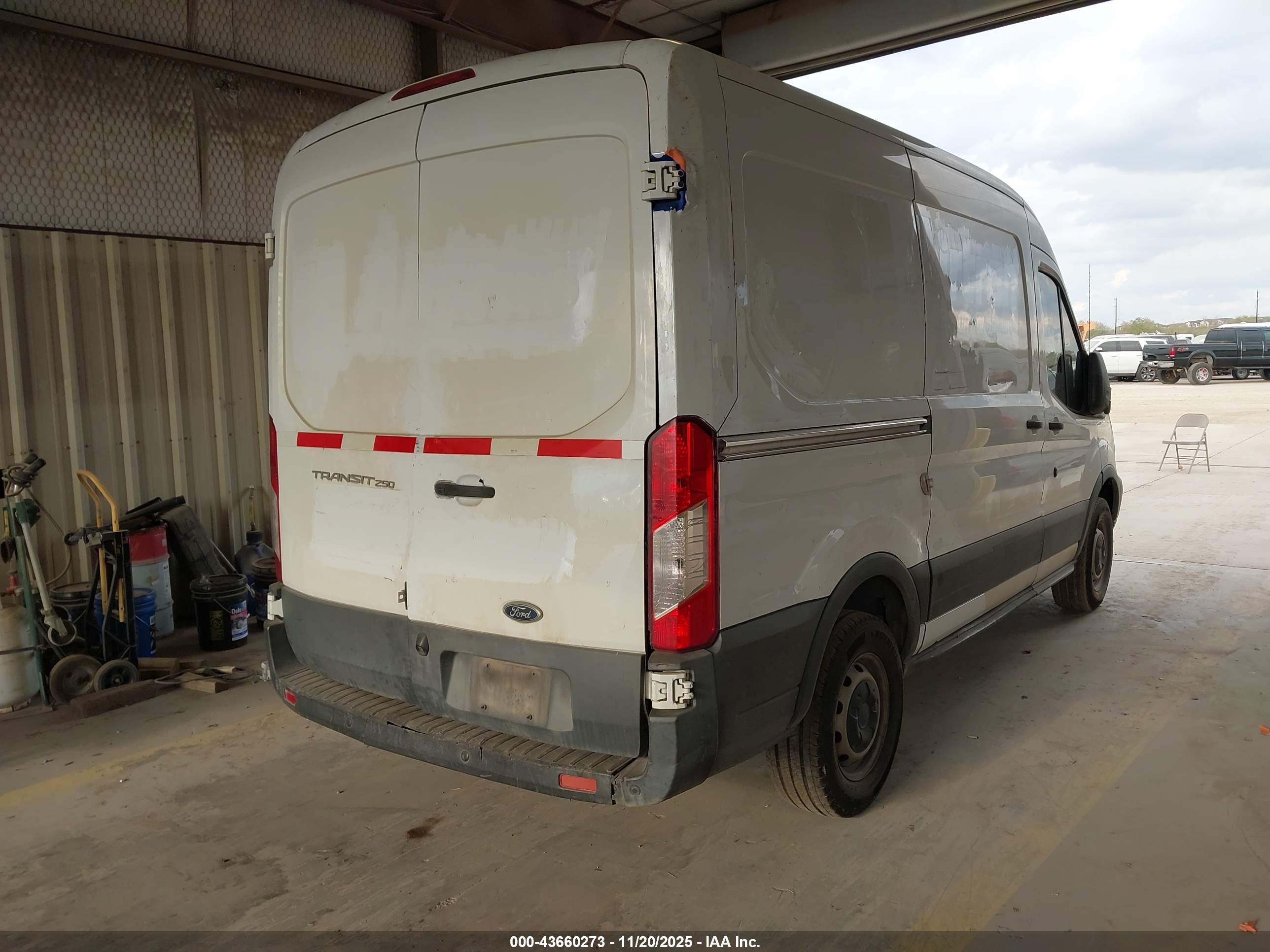 FORD TRANSIT-250 image 4