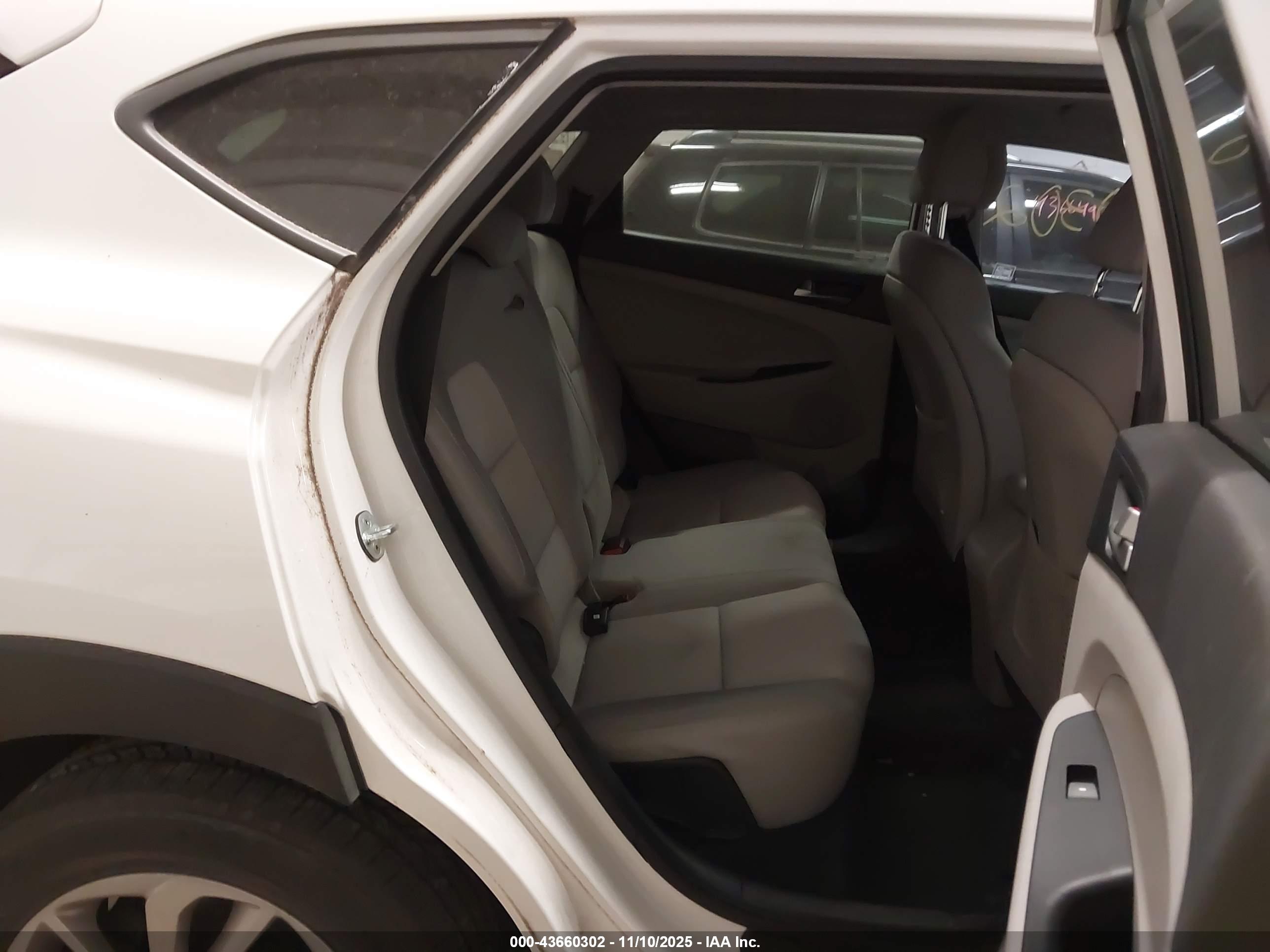 HYUNDAI TUCSON image 8