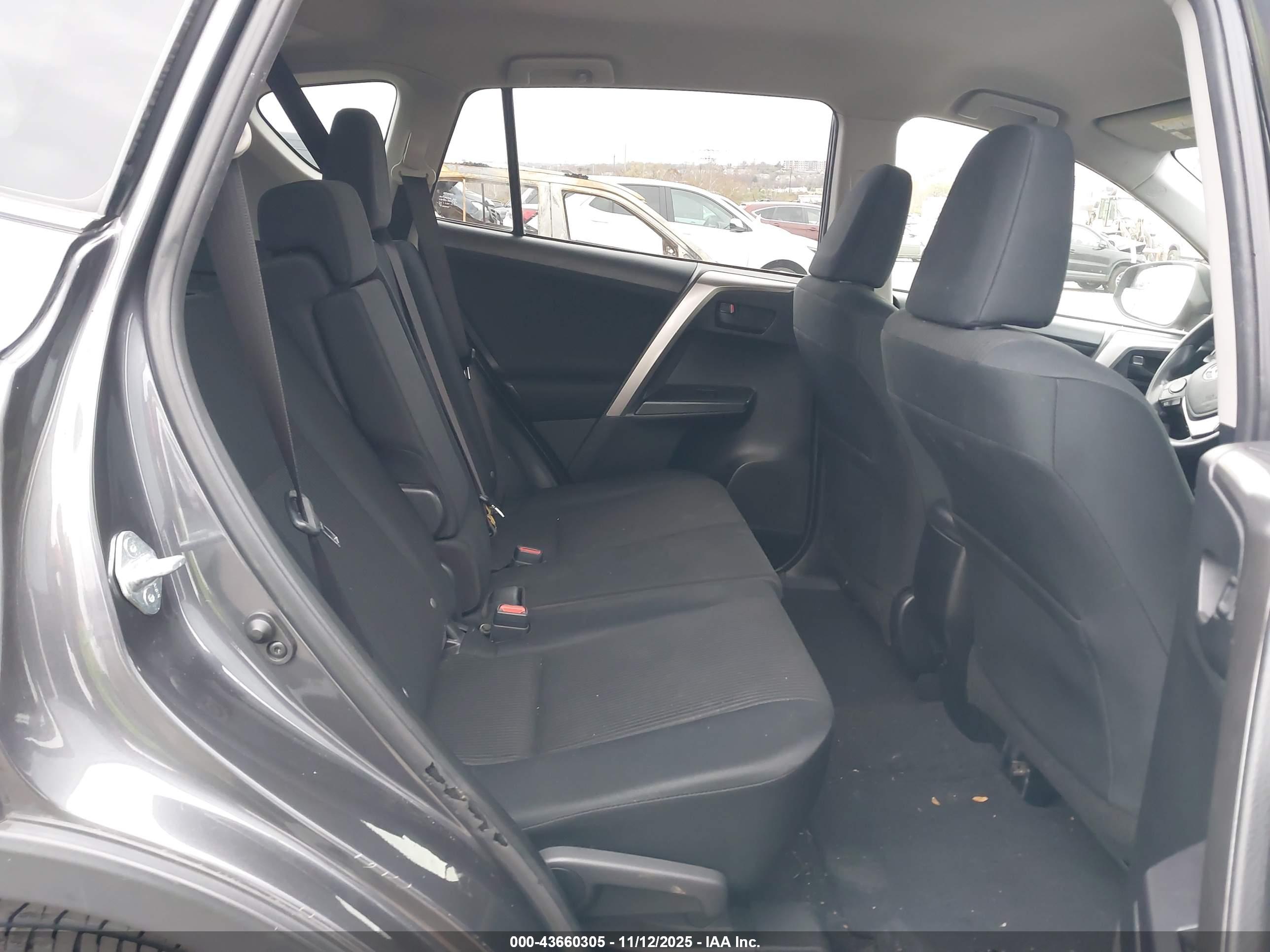 TOYOTA RAV4 image 8