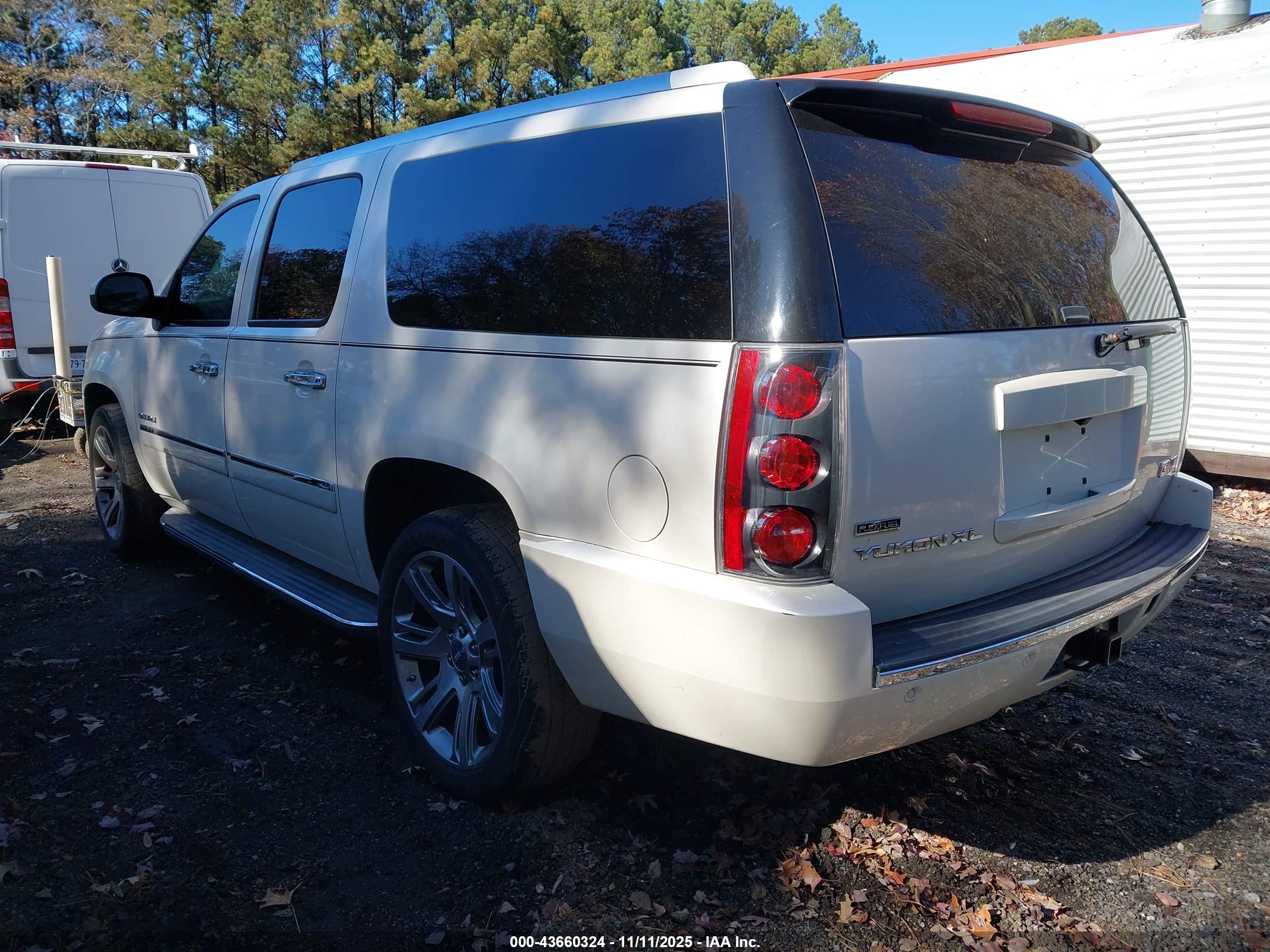 GMC YUKON image 3