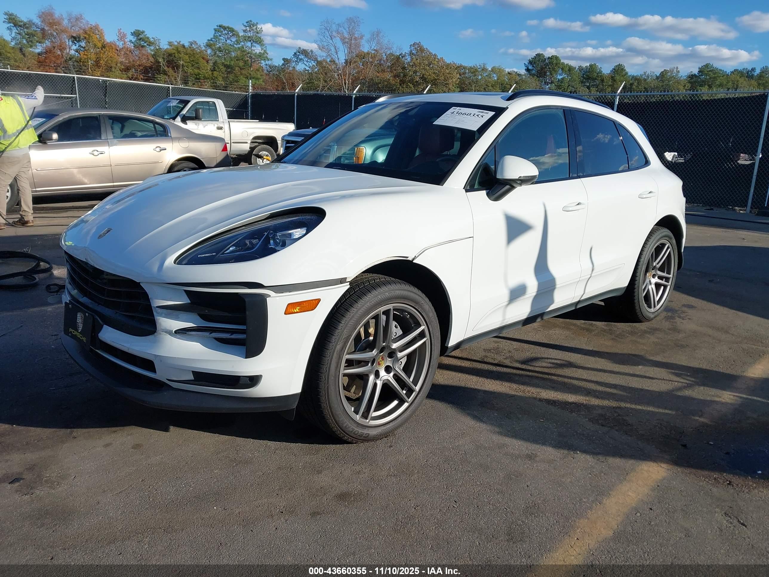 PORSCHE MACAN image 2