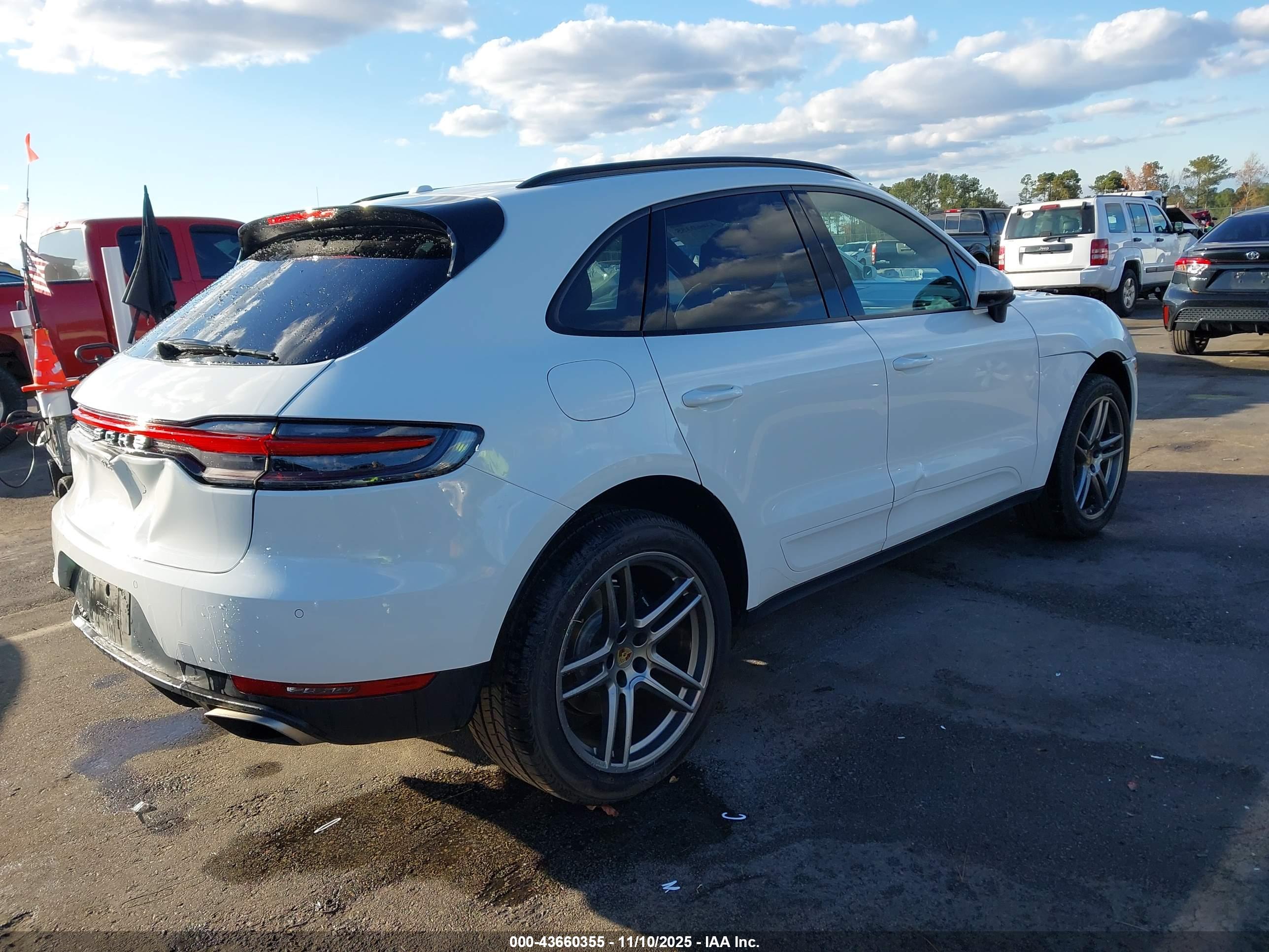 PORSCHE MACAN image 4