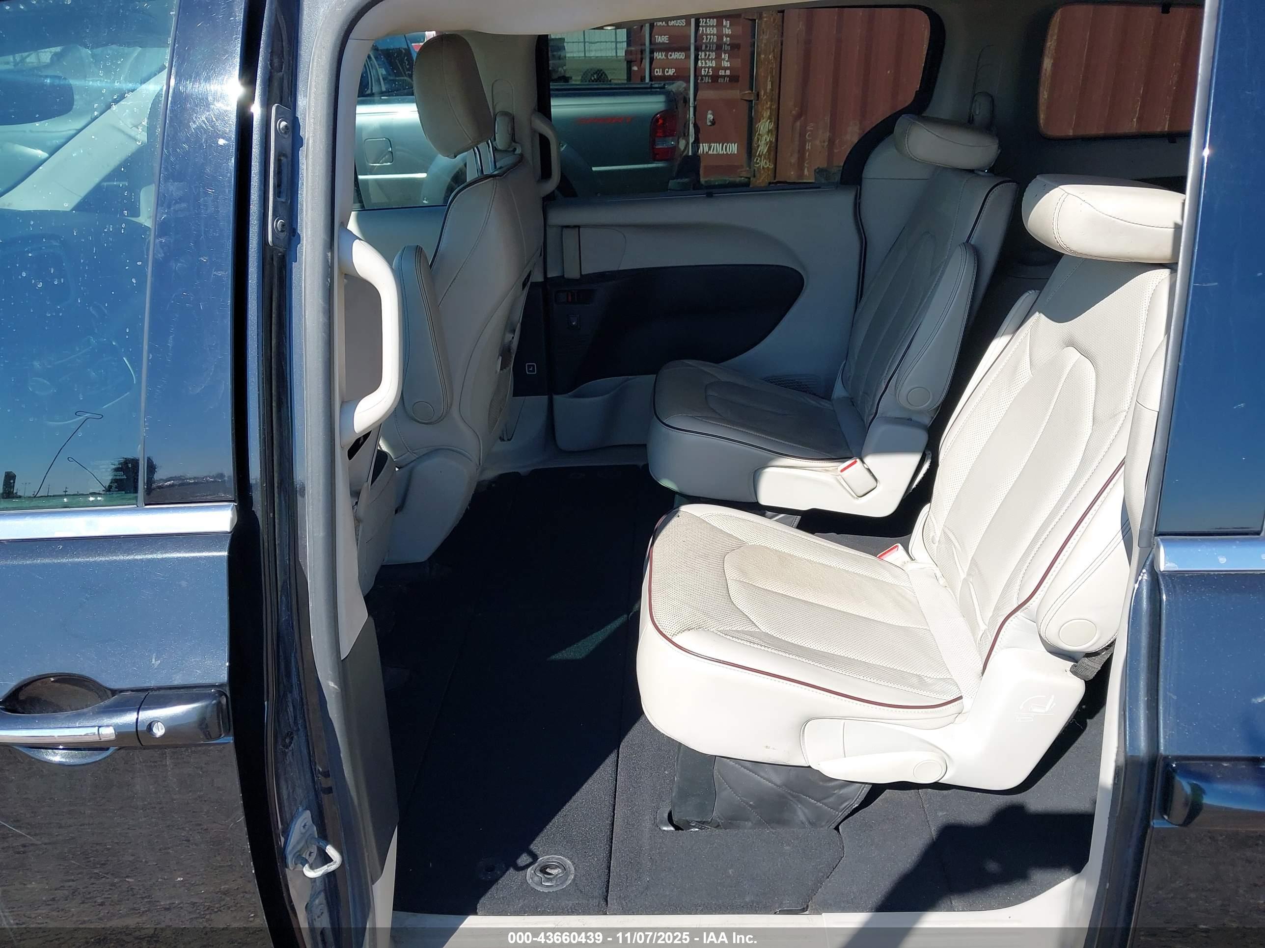 CHRYSLER PACIFICA image 8