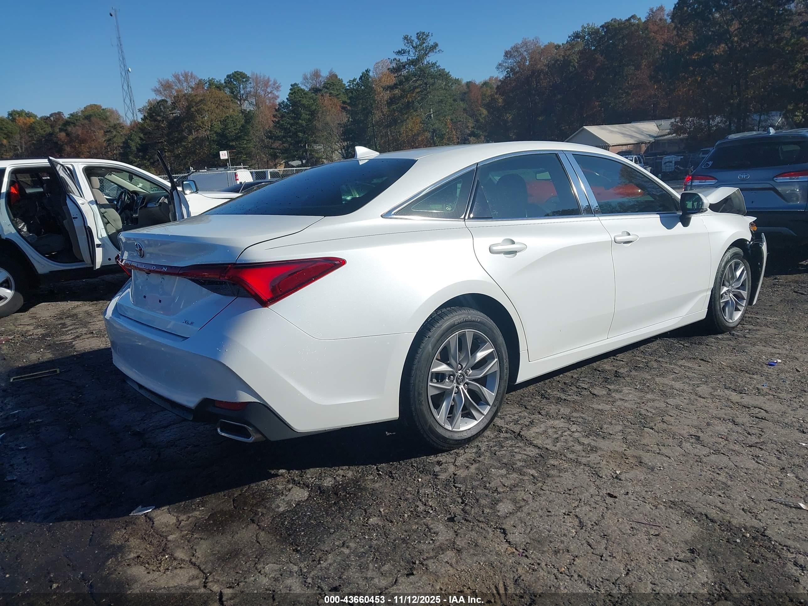 TOYOTA AVALON image 4