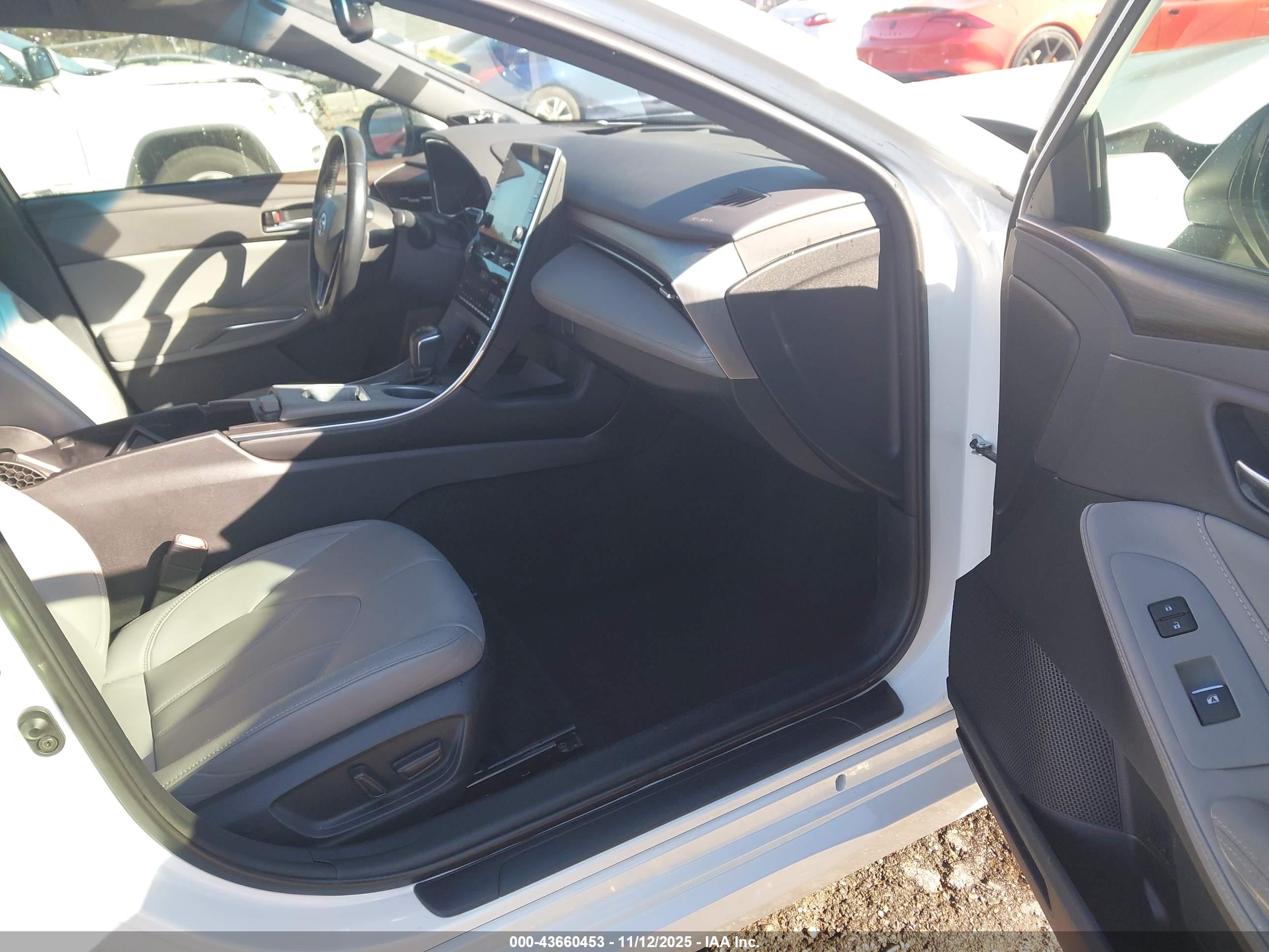 TOYOTA AVALON image 5