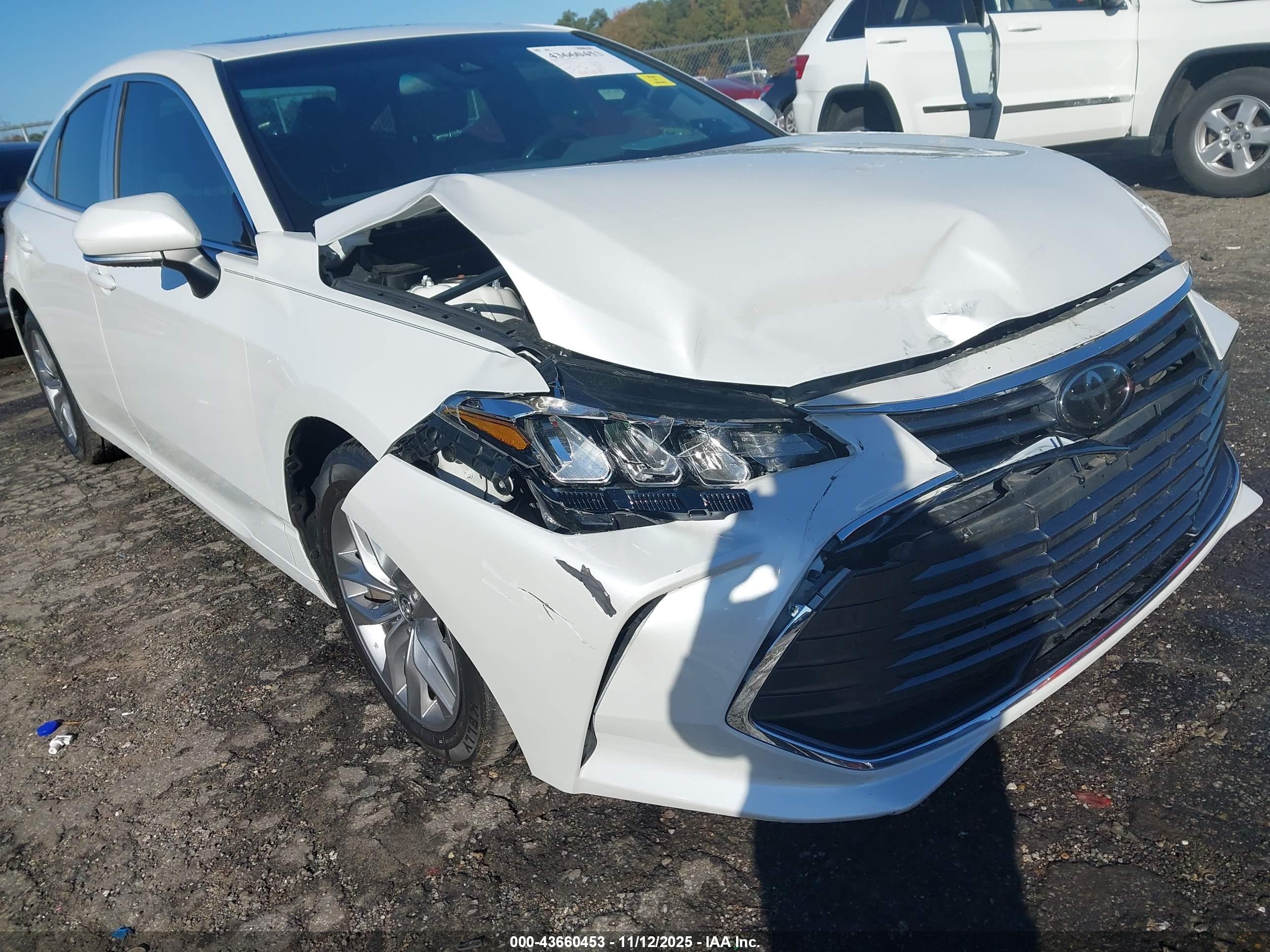 TOYOTA AVALON image 6