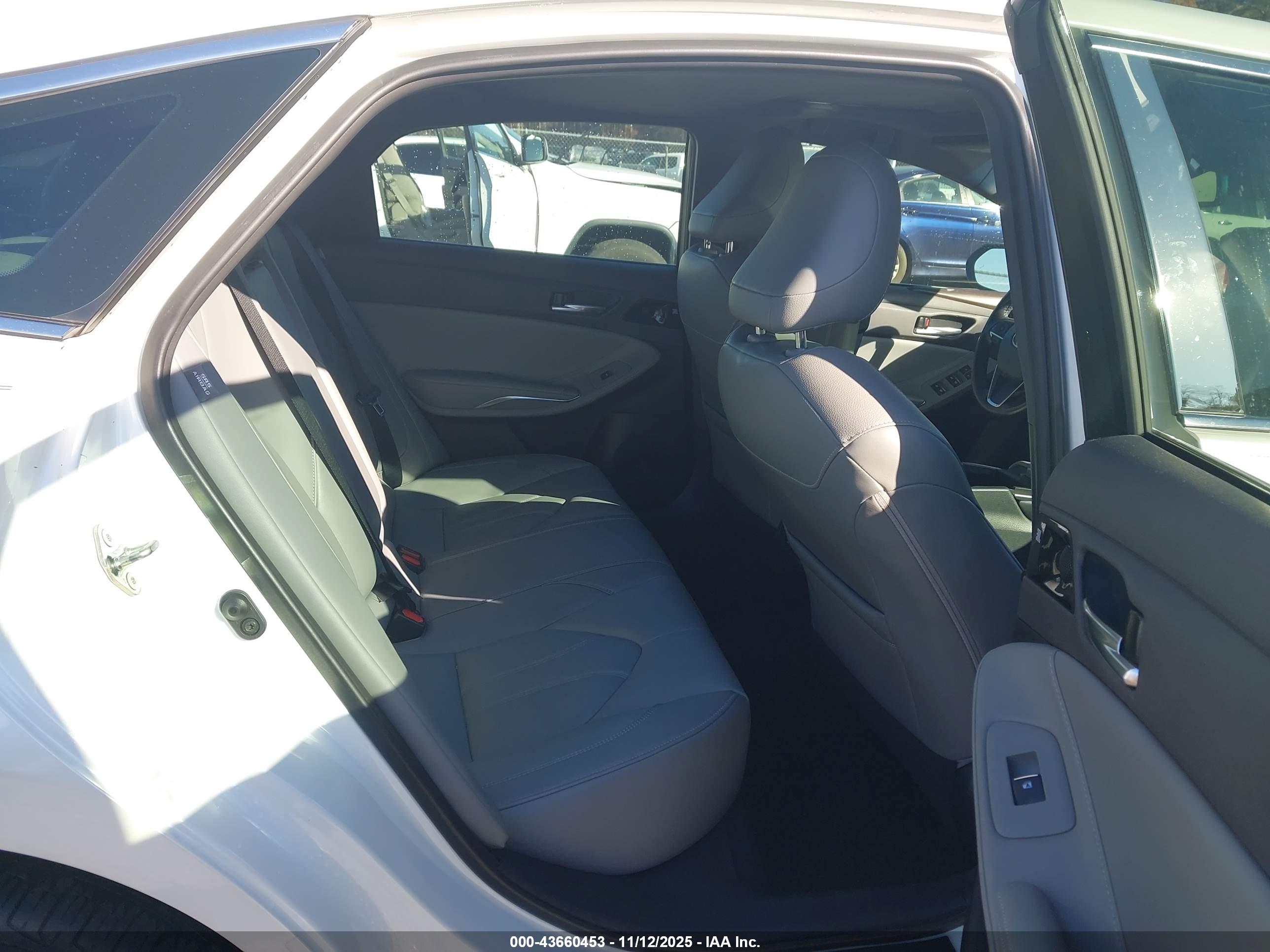 TOYOTA AVALON image 8